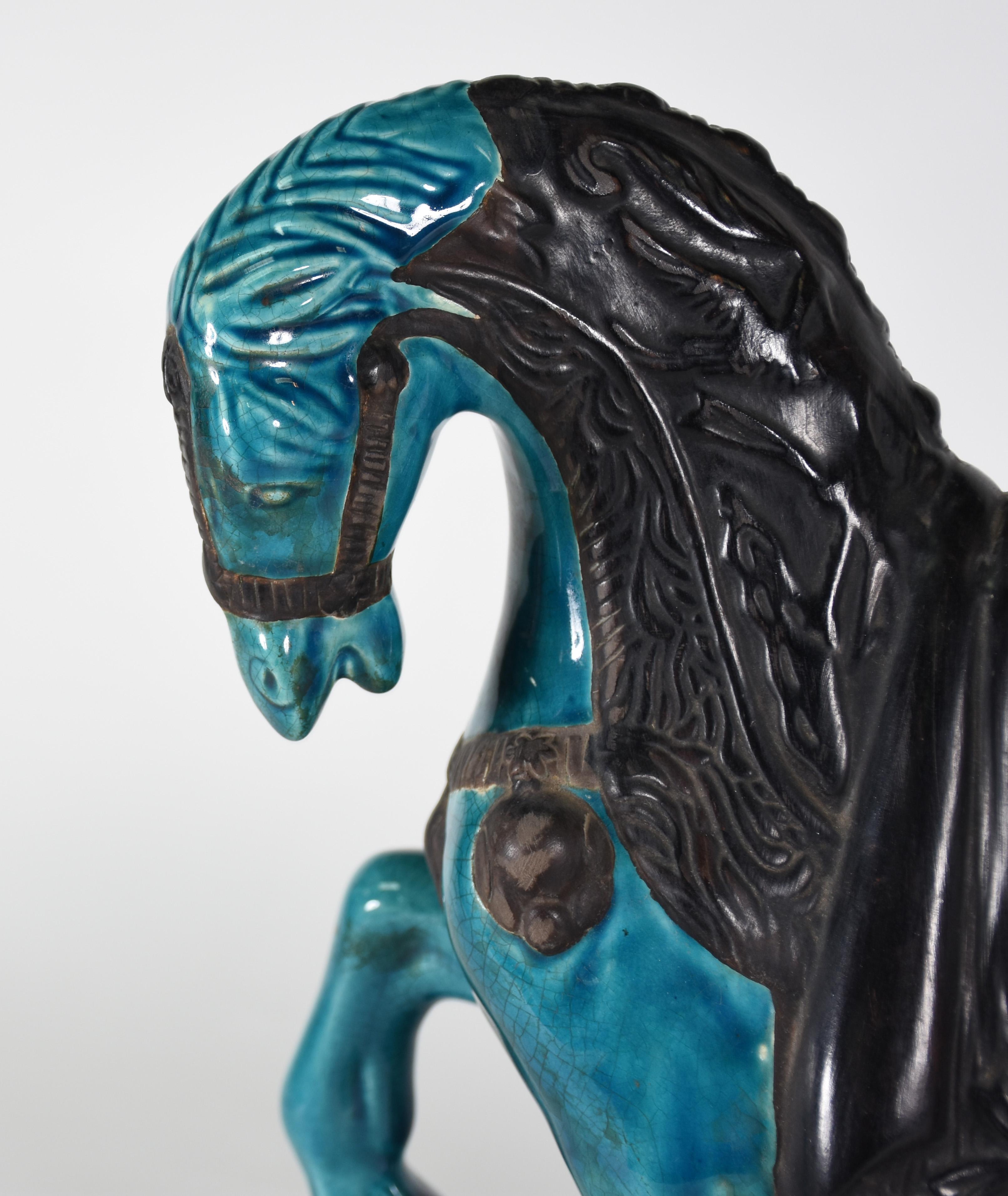 Estatueta de porcelana oriental na cor azul representando Cavalo (... - foto 5 de 5