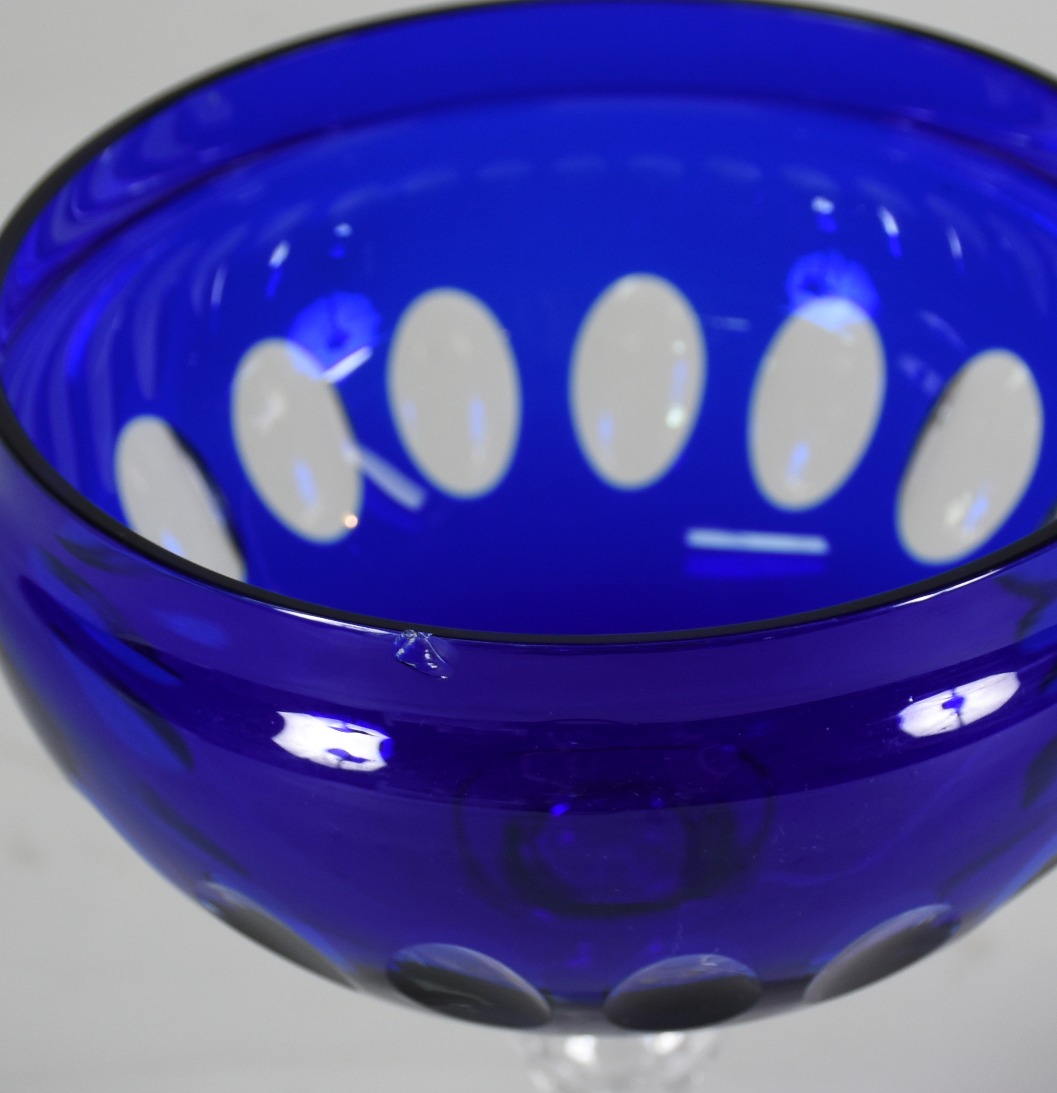 BACCARAT - Compoteira de cristal doublé azul lapidada ( com bicado na... - foto 2 de 3