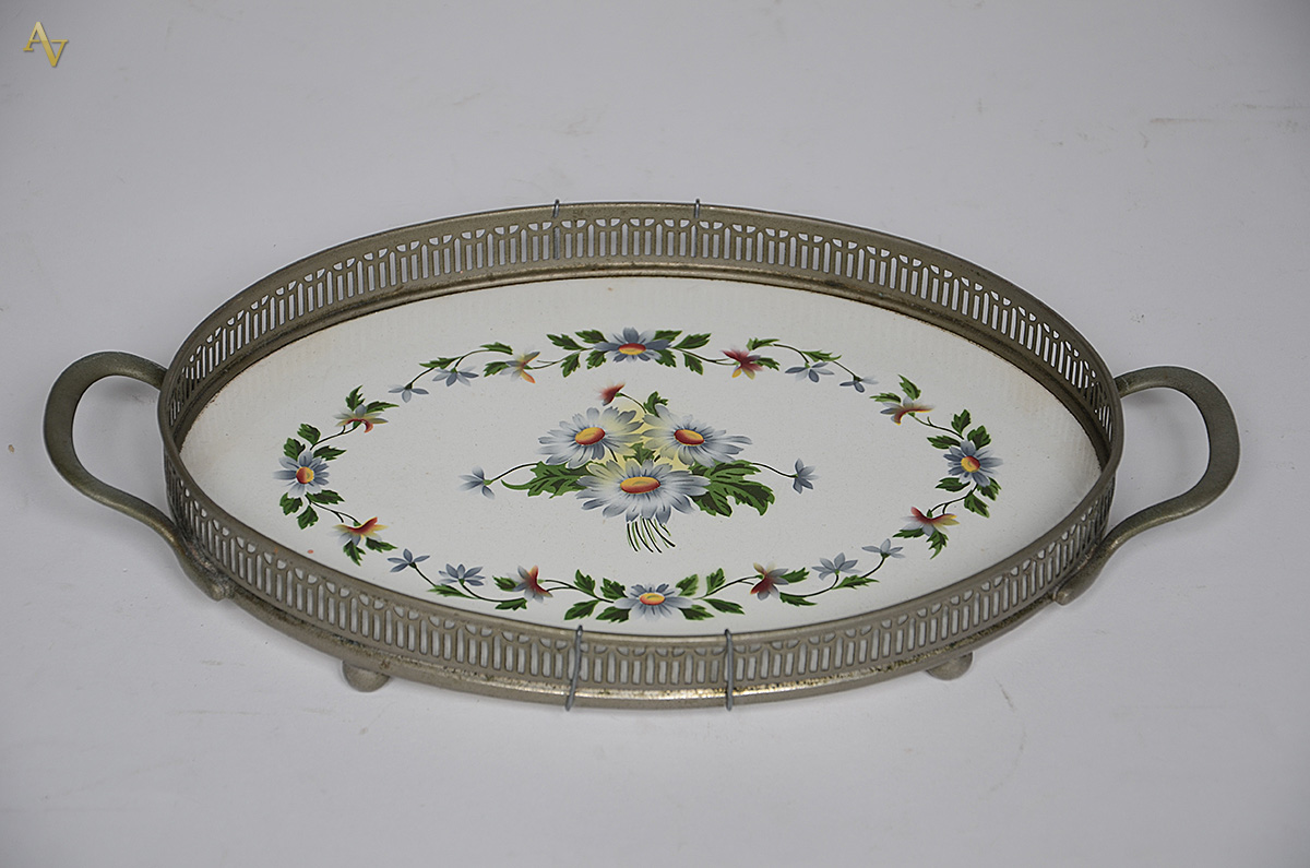 Bandeja de faiança decoração floral, grade e alças de metal. Medidas... - foto 1 de 3