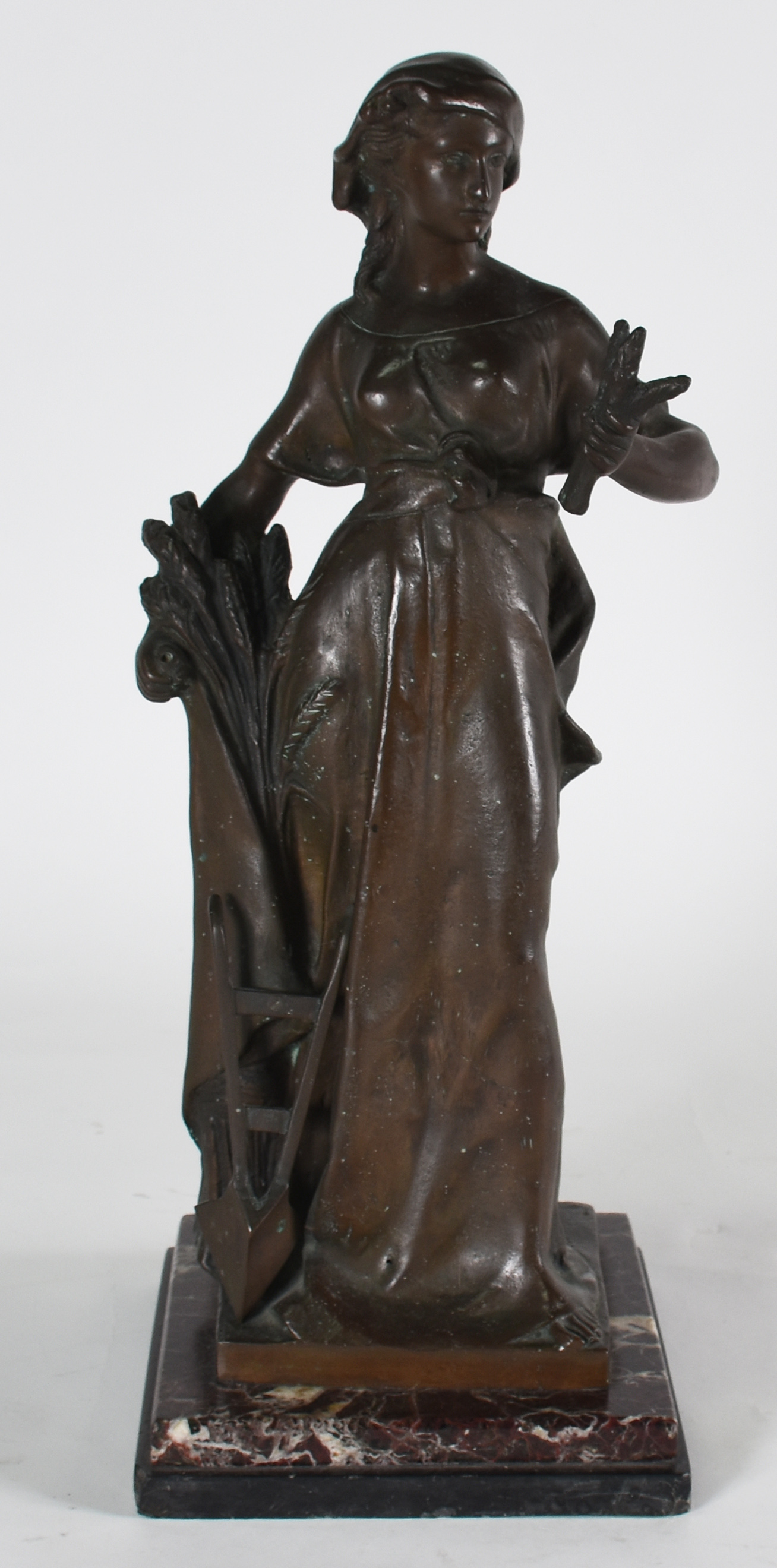 Escultura de bronze representando figura feminina ( altura total 55... - foto 1 de 3
