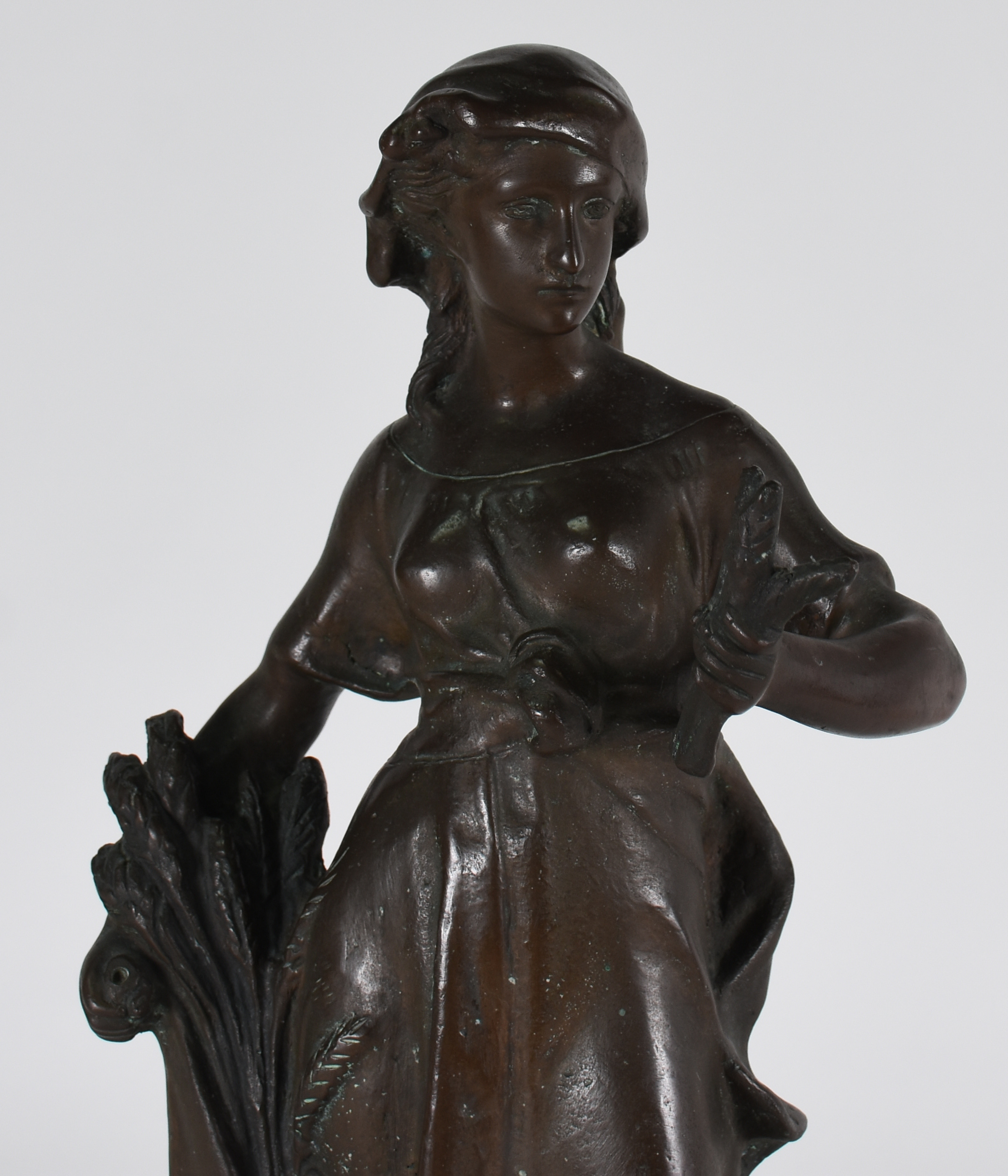Escultura de bronze representando figura feminina ( altura total 55... - foto 2 de 3