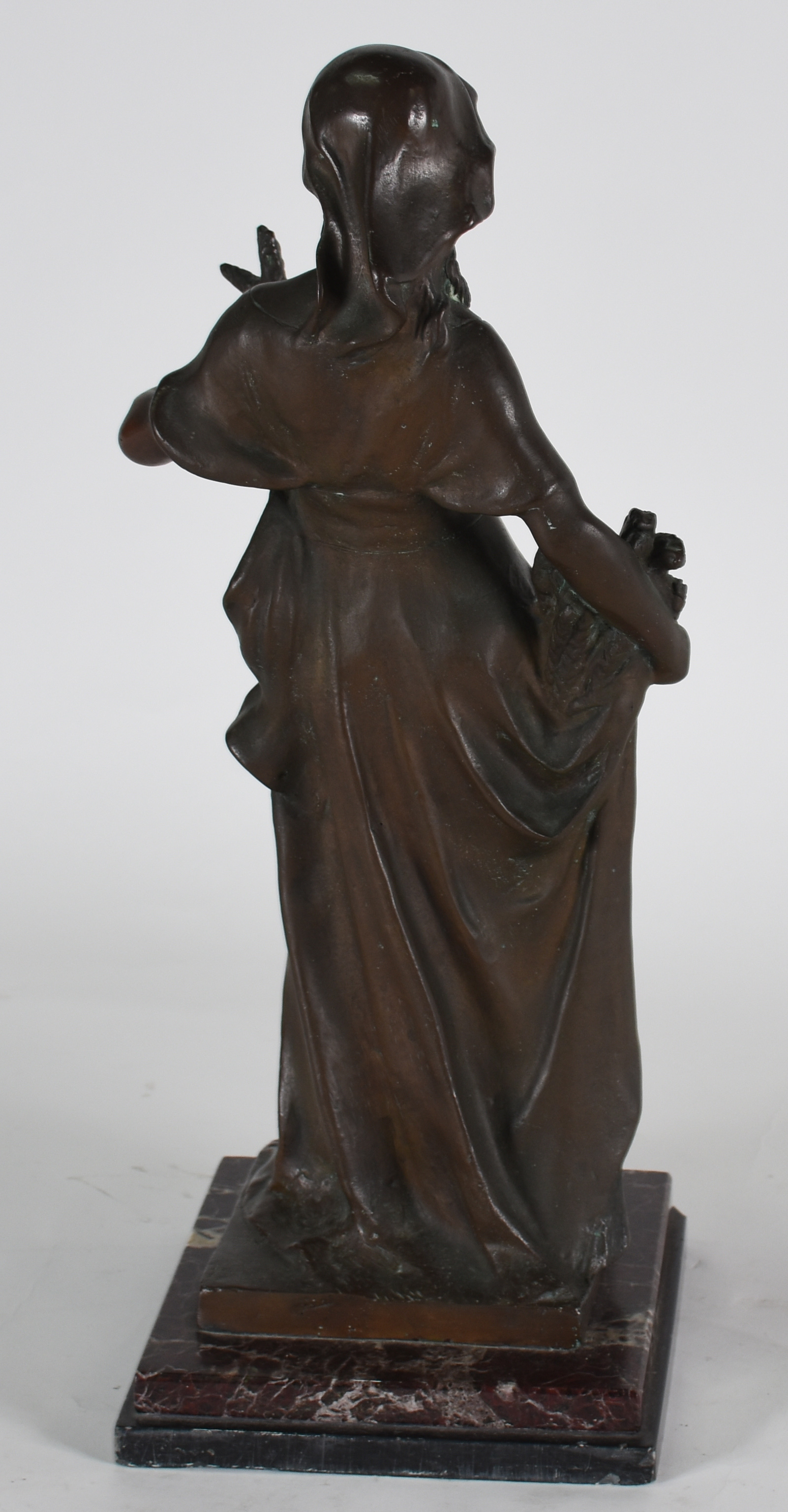 Escultura de bronze representando figura feminina ( altura total 55... - foto 3 de 3