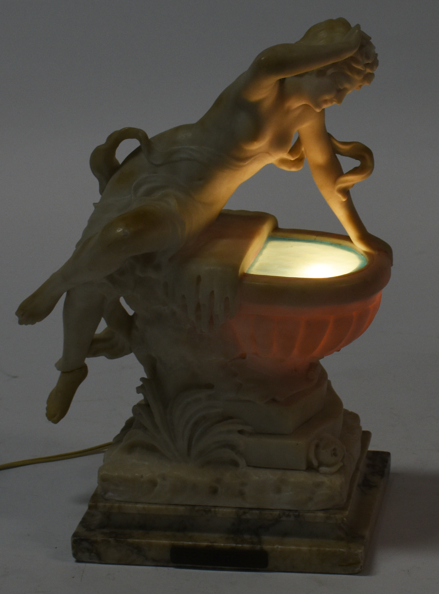 Estatueta de alabastro com iluminação interna representando "Prime... - foto 1 de 7