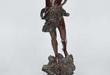 Estatueta de petit bronze representando &#34;La... - Estatueta de petit bronze representando &#34;La Musique&#34;.  Base de madeira com placa com inscrições &#34;Salve  14 - 8 - 1910&#34; . Altura ...