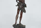 Estatueta de petit bronze representando &#34;La... - Estatueta de petit bronze representando &#34;La Musique&#34;.  Base de madeira com placa com inscrições &#34;Salve  14 - 8 - 1910&#34; . Altura ...