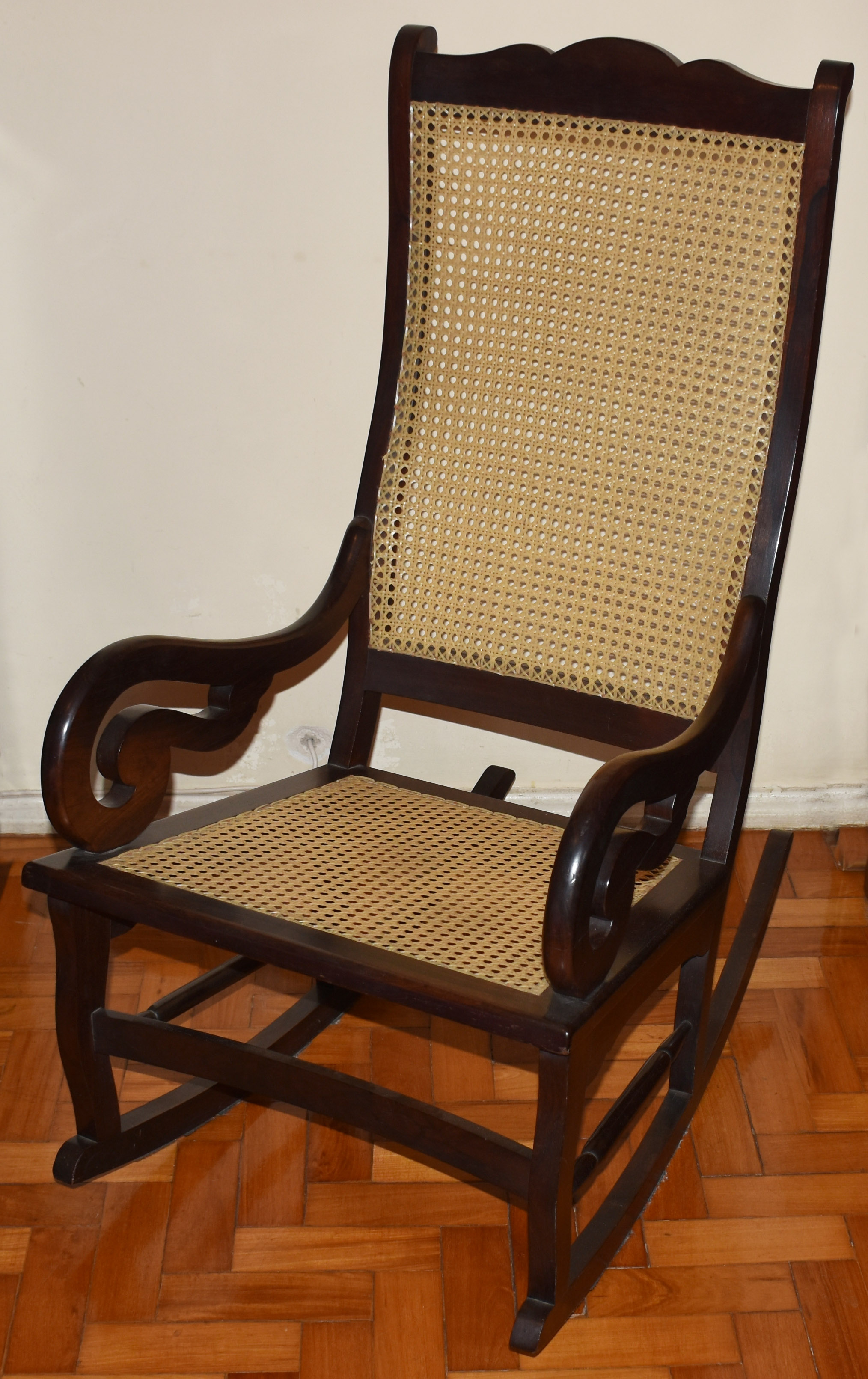 Cadeira de balanço em madeira nobre com assento e encosto de palhinha - foto 1 de 2