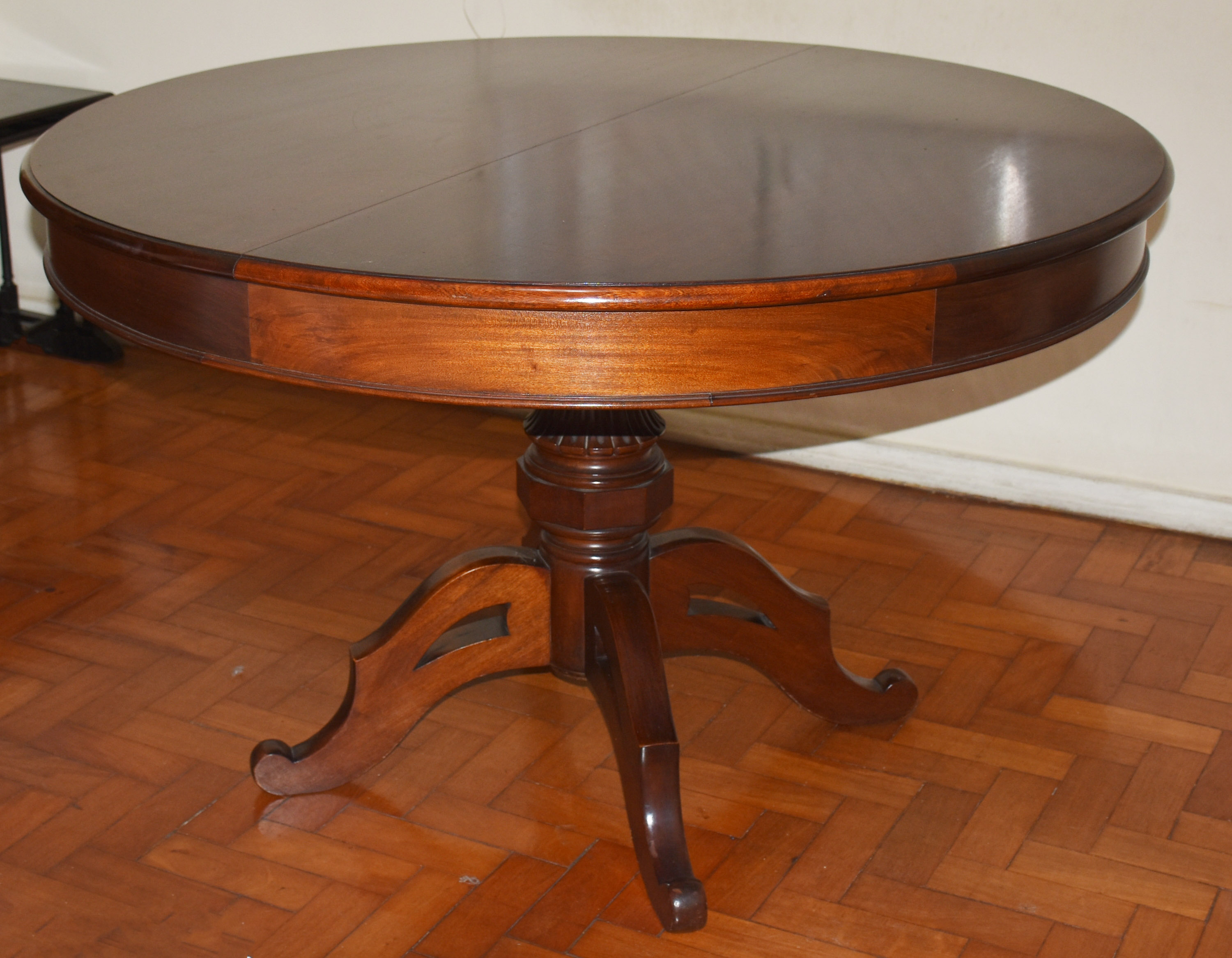 Mesa de jantar redonda de madeira nobre, com tábua extensora, base... - foto 1 de 3