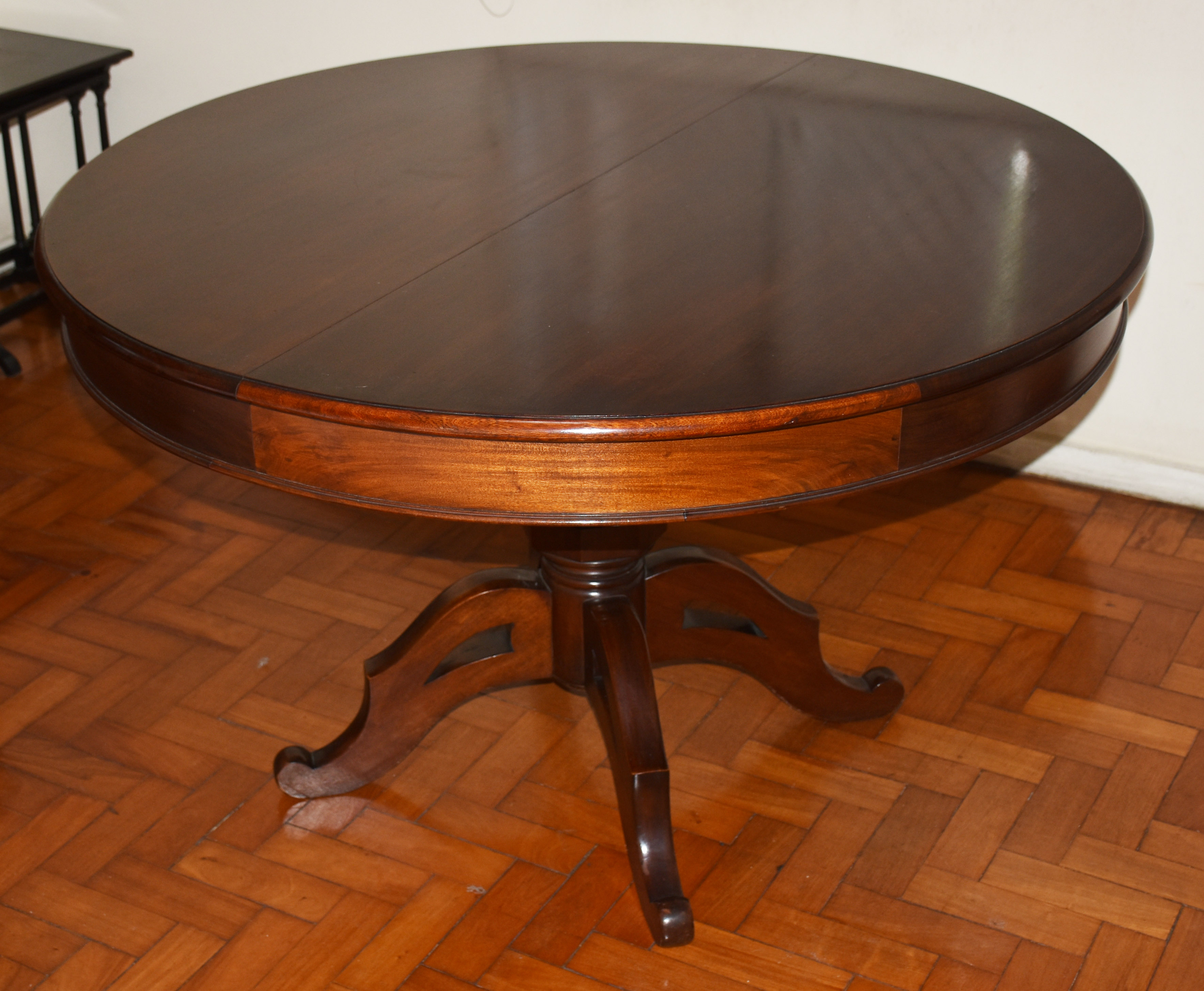 Mesa de jantar redonda de madeira nobre, com tábua extensora, base... - foto 3 de 3