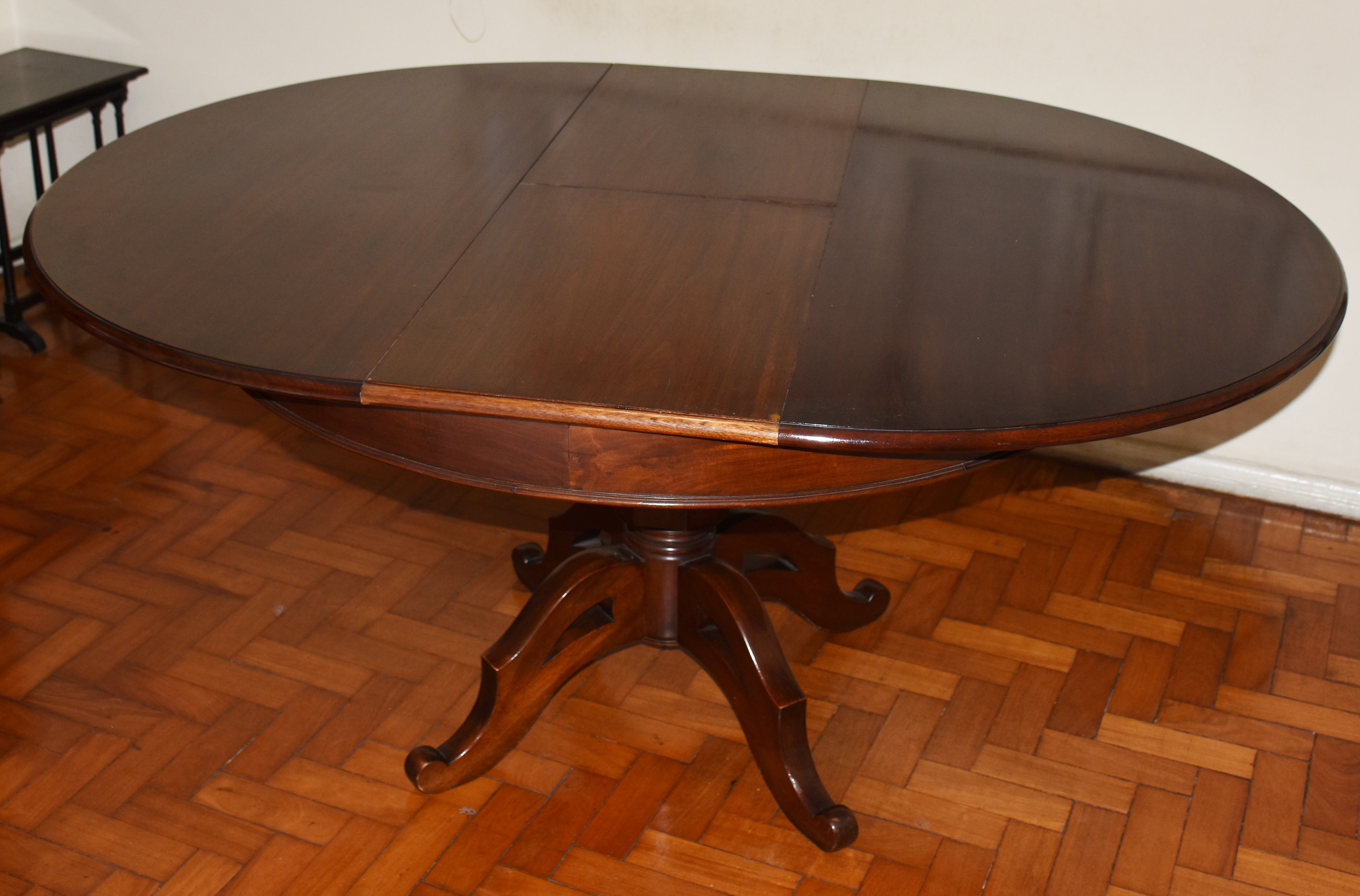 Mesa de jantar redonda de madeira nobre, com tábua extensora, base... - foto 2 de 3