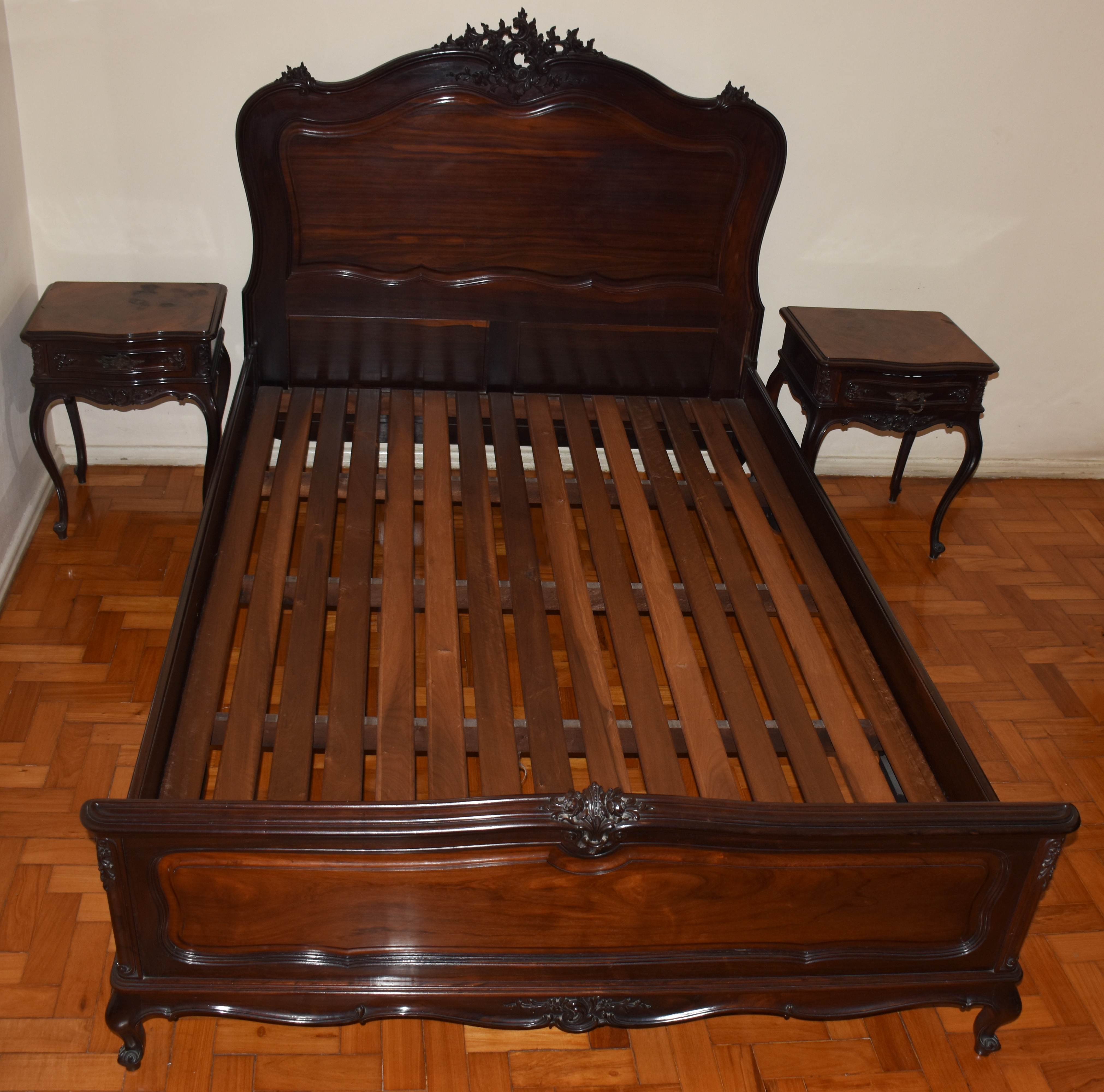 Conjunto de Cama de casal e par de mesas de cabeceira de jacarandá... - foto 1 de 6
