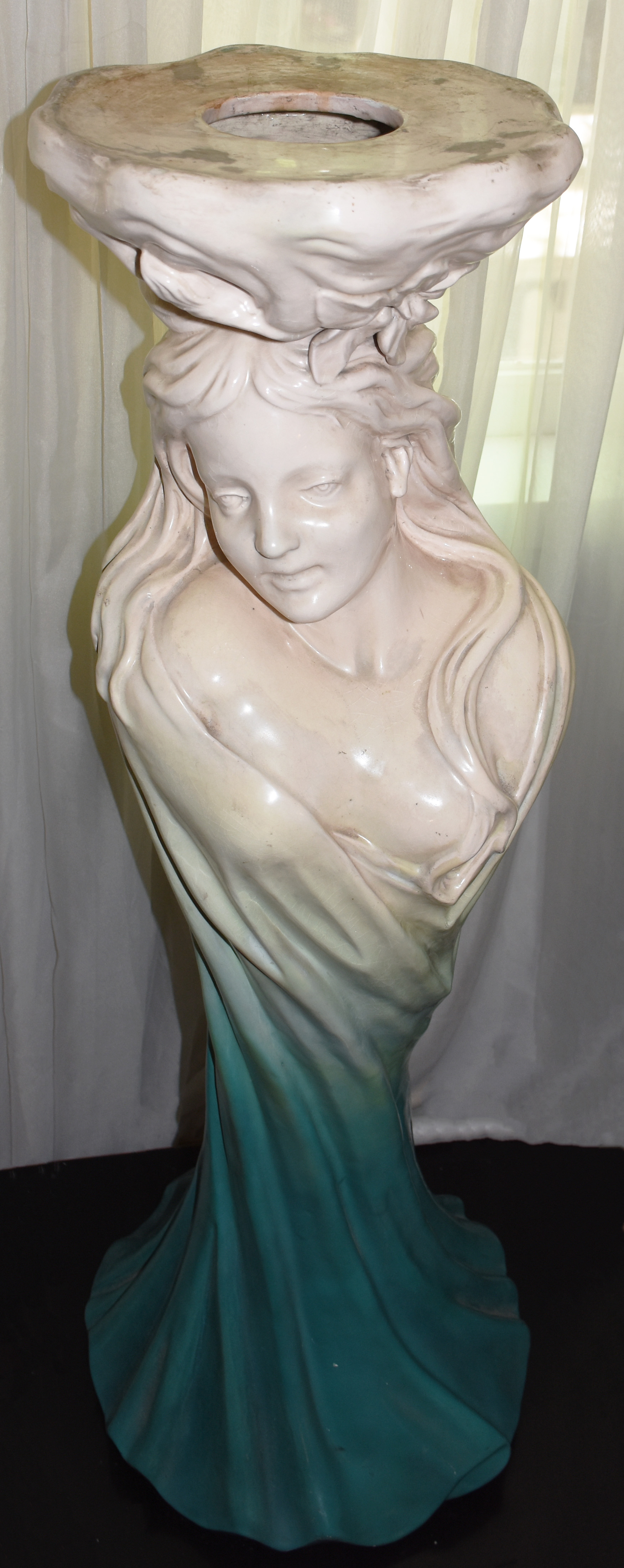 Estátua pedestal de faiança Art Nouveau policromada , circa de 1900... - foto 1 de 5