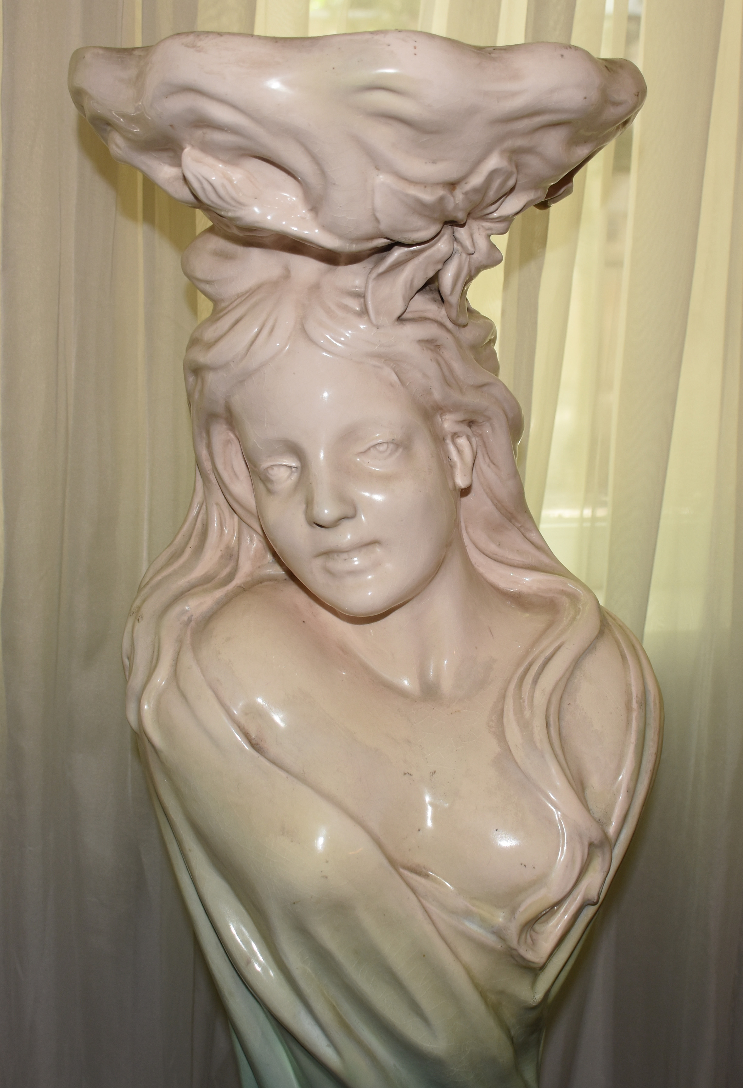 Estátua pedestal de faiança Art Nouveau policromada , circa de 1900... - foto 3 de 5