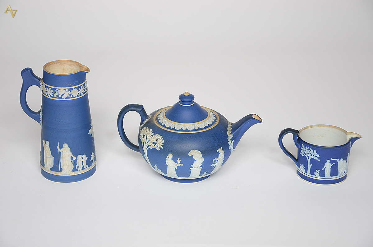 WEDGWOOD - Três peças de porcelana azul, sendo: bule, leiteira e... - foto 1 de 2