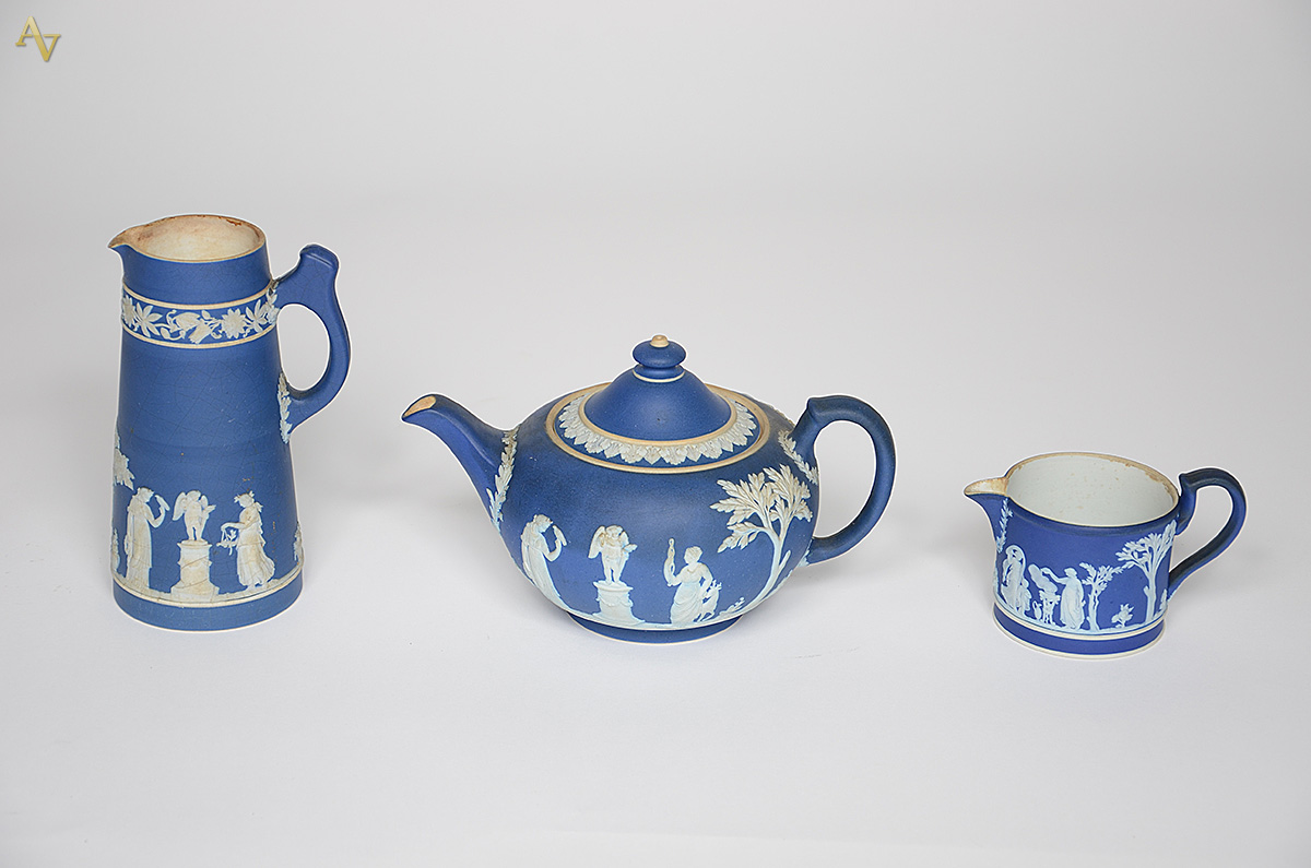 WEDGWOOD - Três peças de porcelana azul, sendo: bule, leiteira e... - foto 2 de 2