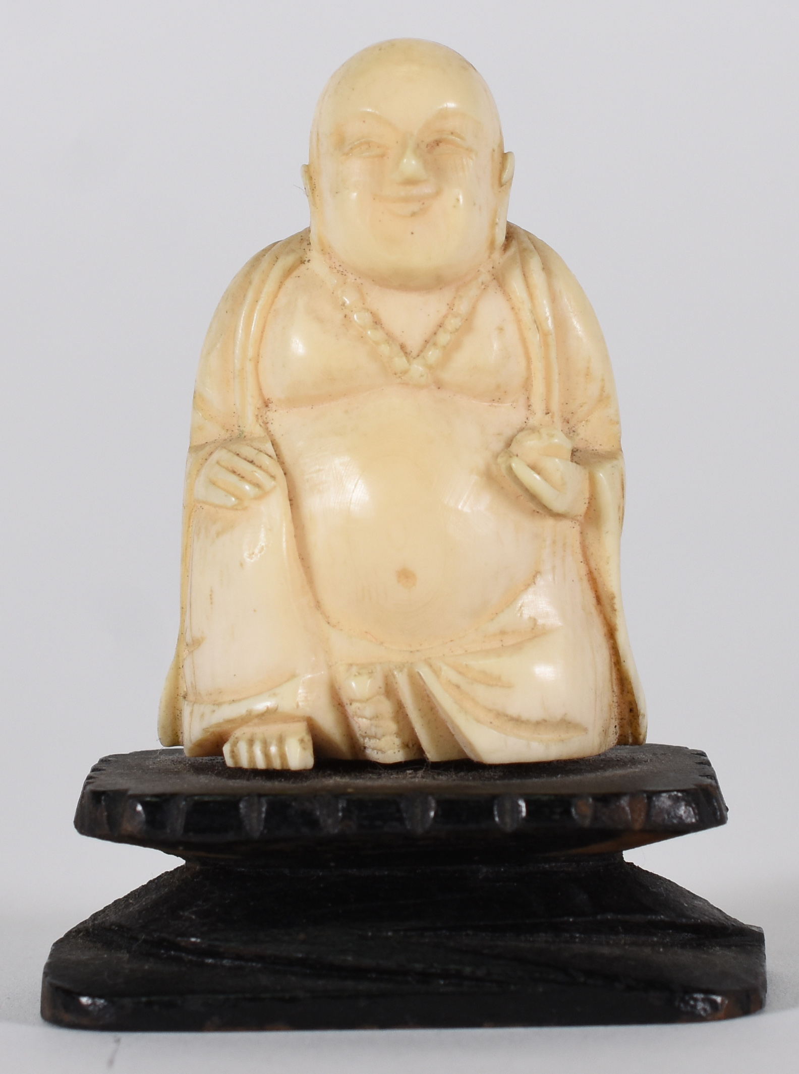 Escultura representando buda de marfim, base de madeira. Altura total... - foto 1 de 2