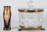 Duas peças, sendo:  Caixa de cristal lapidado c... - Duas peças, sendo:  Caixa de cristal lapidado com guarnição em metal dourado  e vaso  tcheco azul cobalto com realces dourados e pequenas flores...