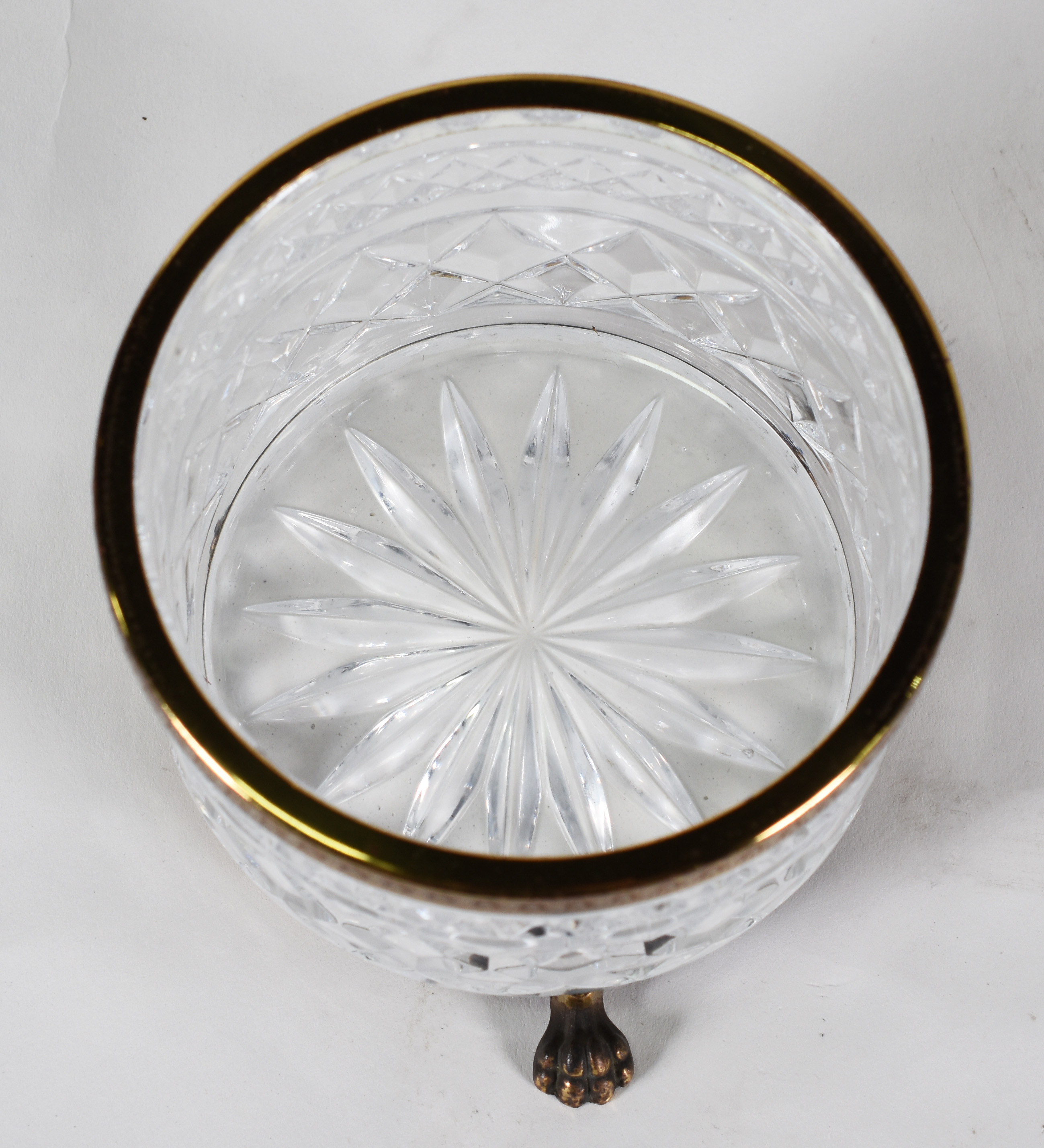 Duas peças, sendo: Caixa de cristal lapidado com guarnição em metal... - foto 3 de 3