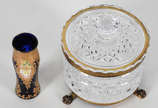Duas peças, sendo:  Caixa de cristal lapidado c... - Duas peças, sendo:  Caixa de cristal lapidado com guarnição em metal dourado  e vaso  tcheco azul cobalto com realces dourados e pequenas flores...
