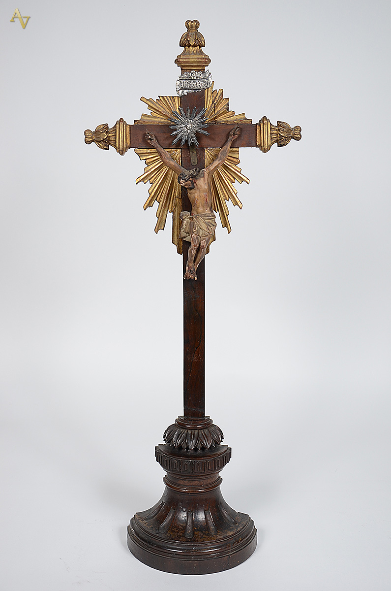 Crucifixo com cristo em madeira. Medidas 34 x 88 cm. - foto 1 de 2