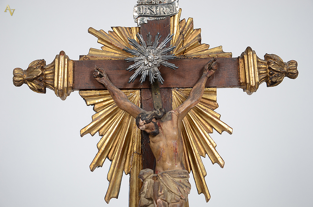 Crucifixo com cristo em madeira. Medidas 34 x 88 cm. - foto 2 de 2
