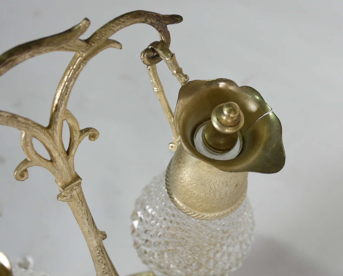 Três peças de metal , sendo galheteiro, fruteira com 2 cestinhas e... - foto 3 de 5