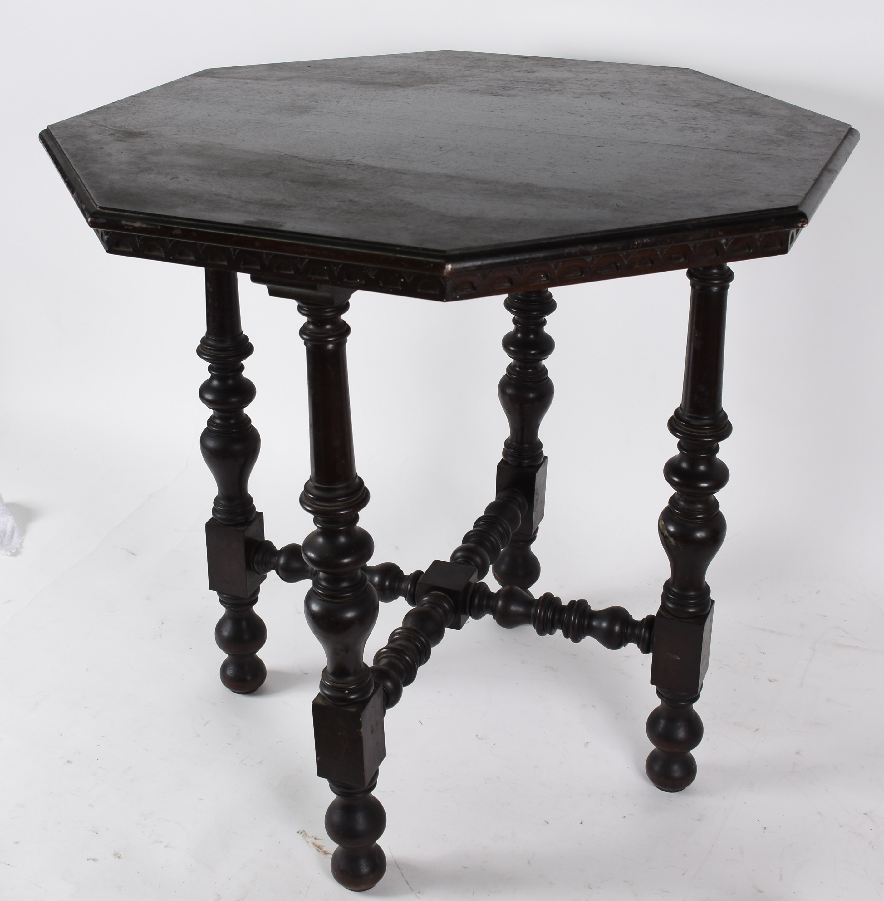Mesa de madeira nobre feitio oitavado, pernas torneadas. - foto 1 de 2