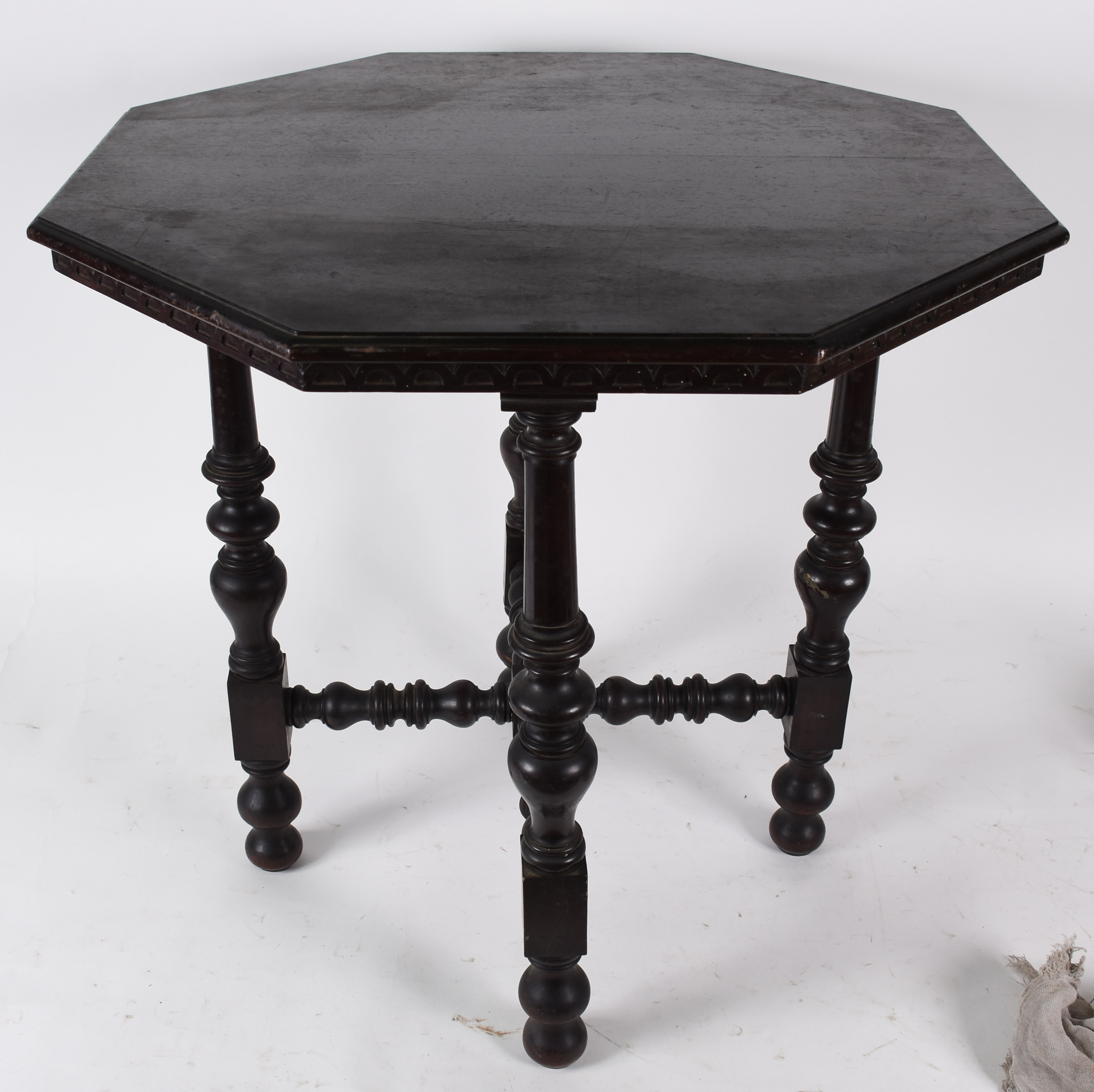 Mesa de madeira nobre feitio oitavado, pernas torneadas. - foto 2 de 2