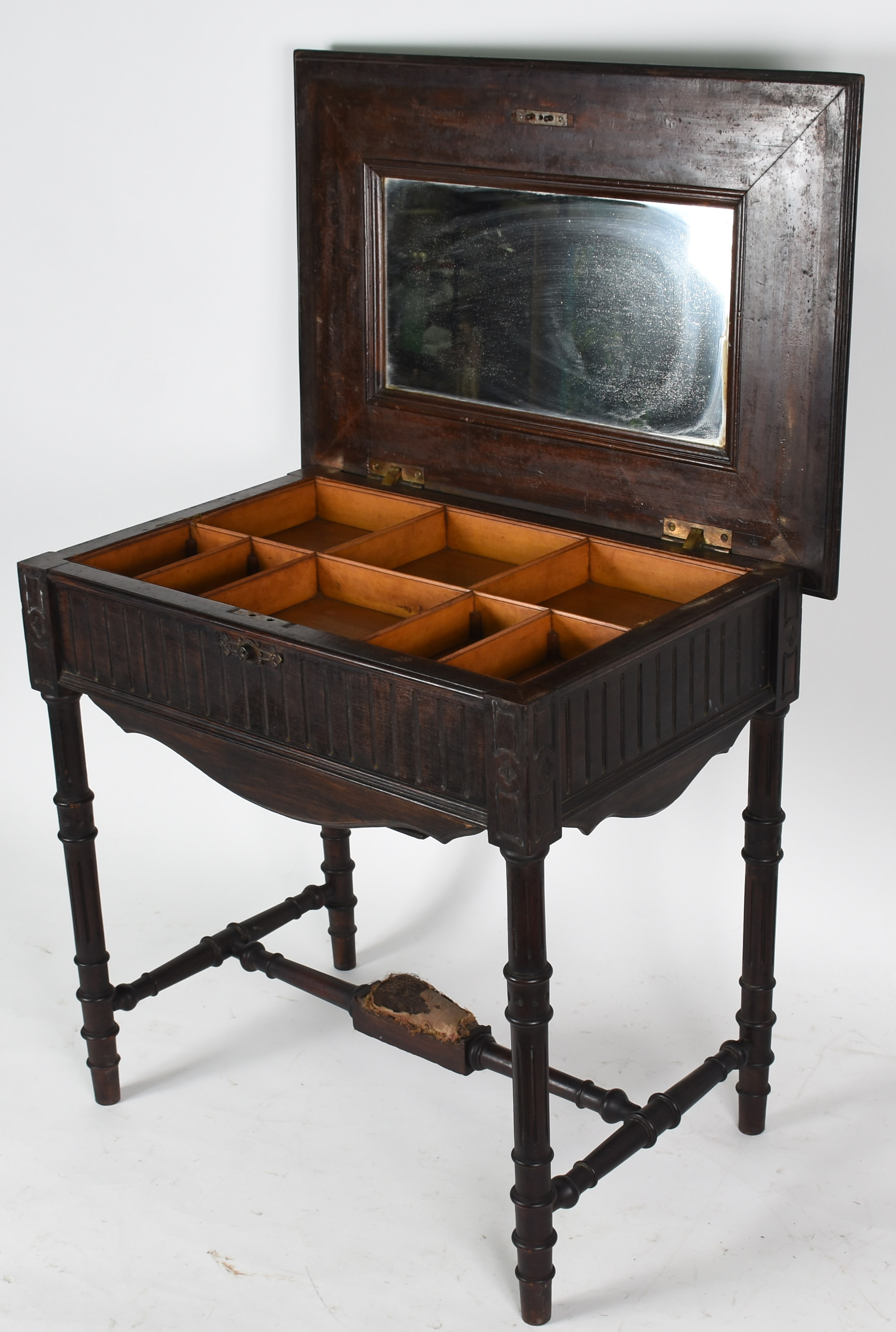 Mesa costureira de madeira nobre, tampo articulado com espelho... - foto 1 de 5