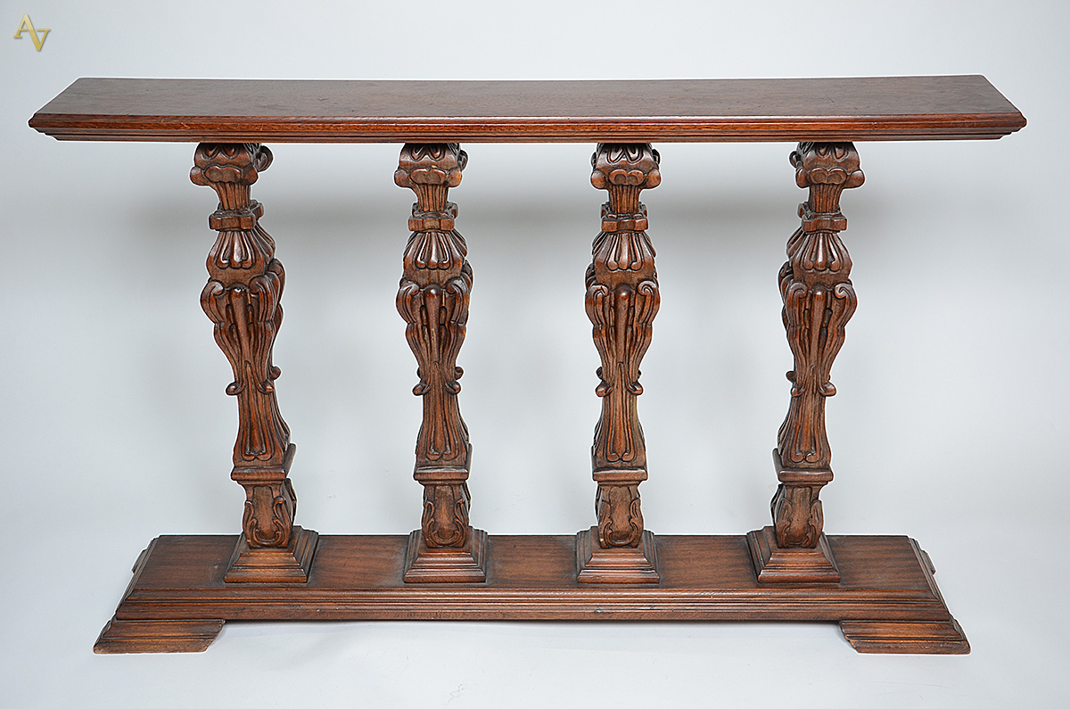 Balaustrada de madeira nobre. Medidas 1,40 x 0,22 m e altura 0,92 m.