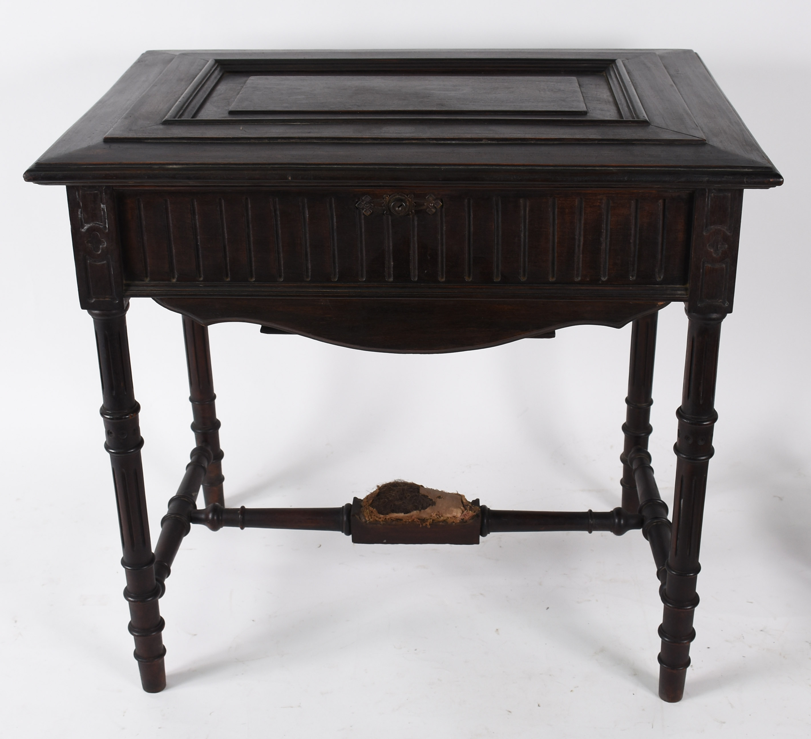 Mesa costureira de madeira nobre, tampo articulado com espelho... - foto 2 de 5