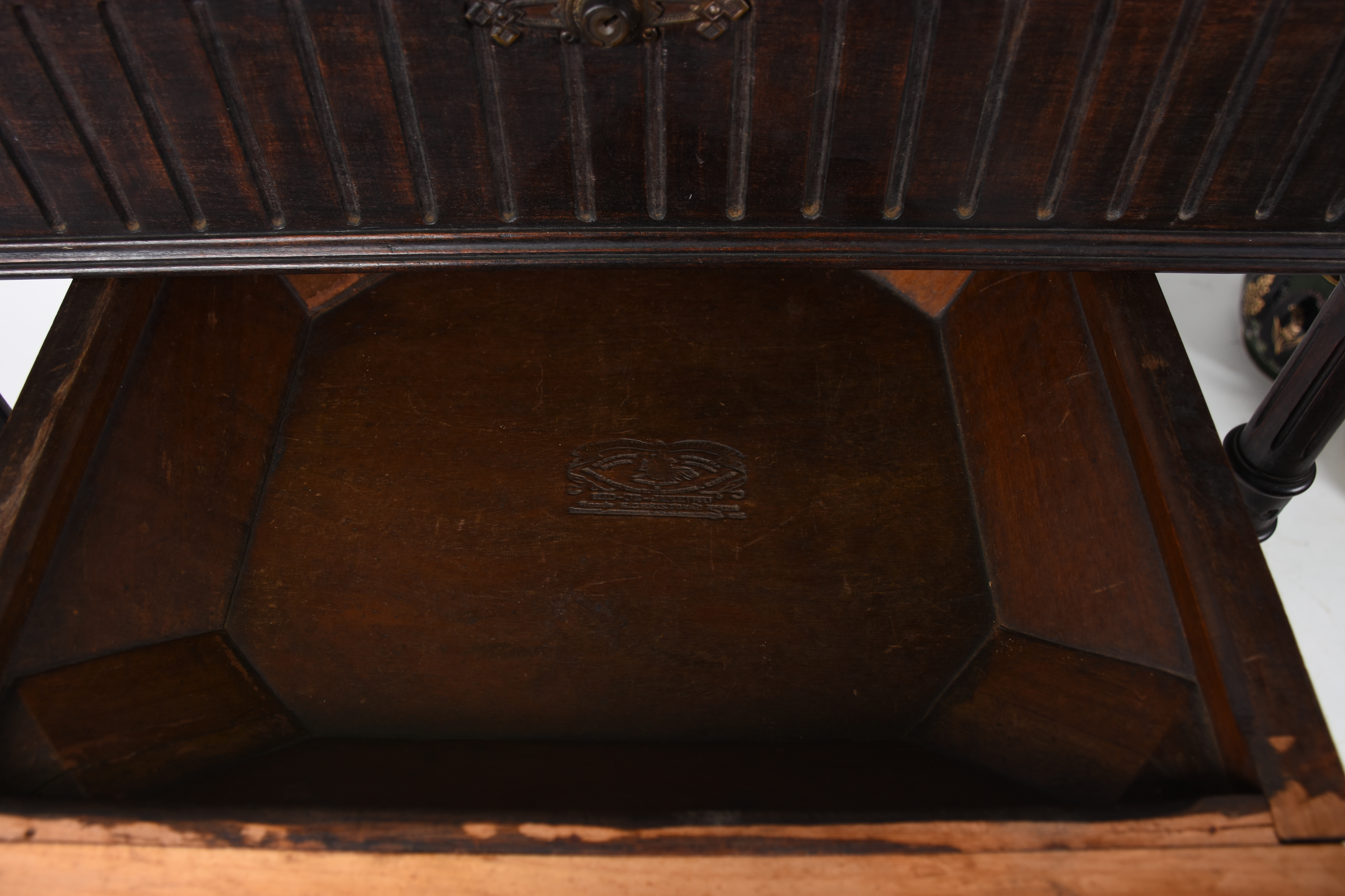 Mesa costureira de madeira nobre, tampo articulado com espelho... - foto 4 de 5