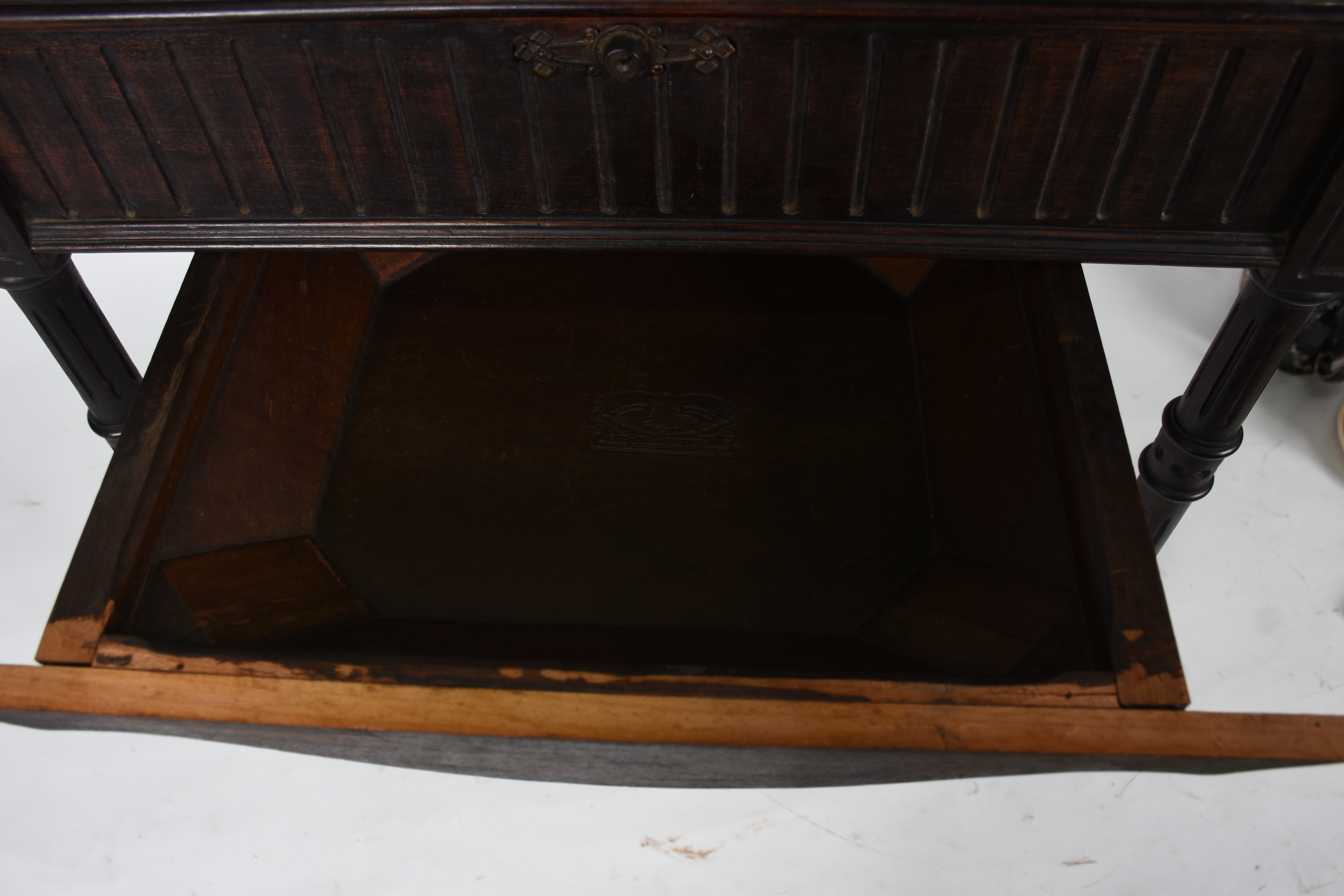 Mesa costureira de madeira nobre, tampo articulado com espelho... - foto 5 de 5