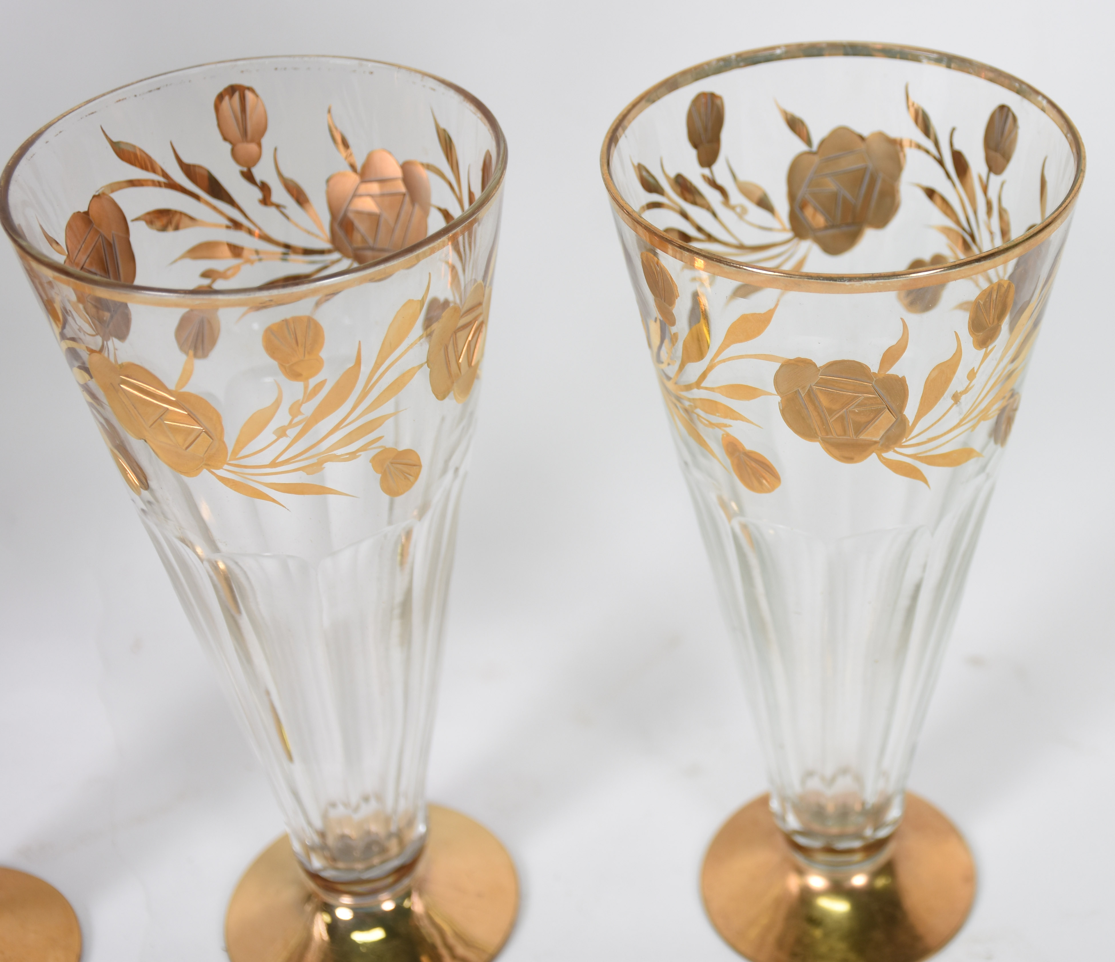 Jarra com 6 taças de vidro com detalhes em dourado . - foto 3 de 3
