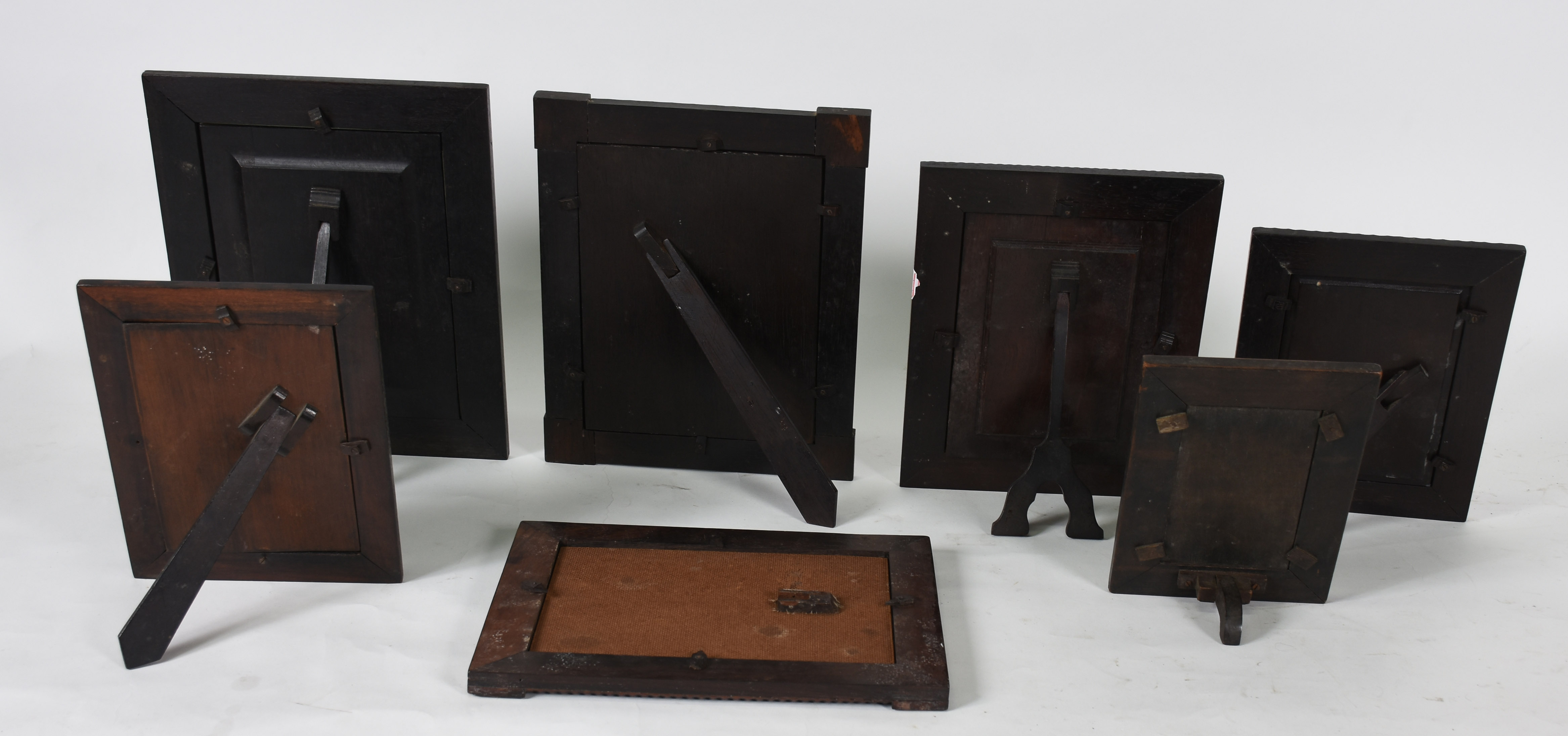 Sete porta retratos de madeira com aplicações de metal, modelos... - foto 2 de 2