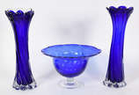 Tres peças de vidro murano azul, sendo Par de v... - Tres peças de vidro murano azul, sendo Par de vasos e fruteira .