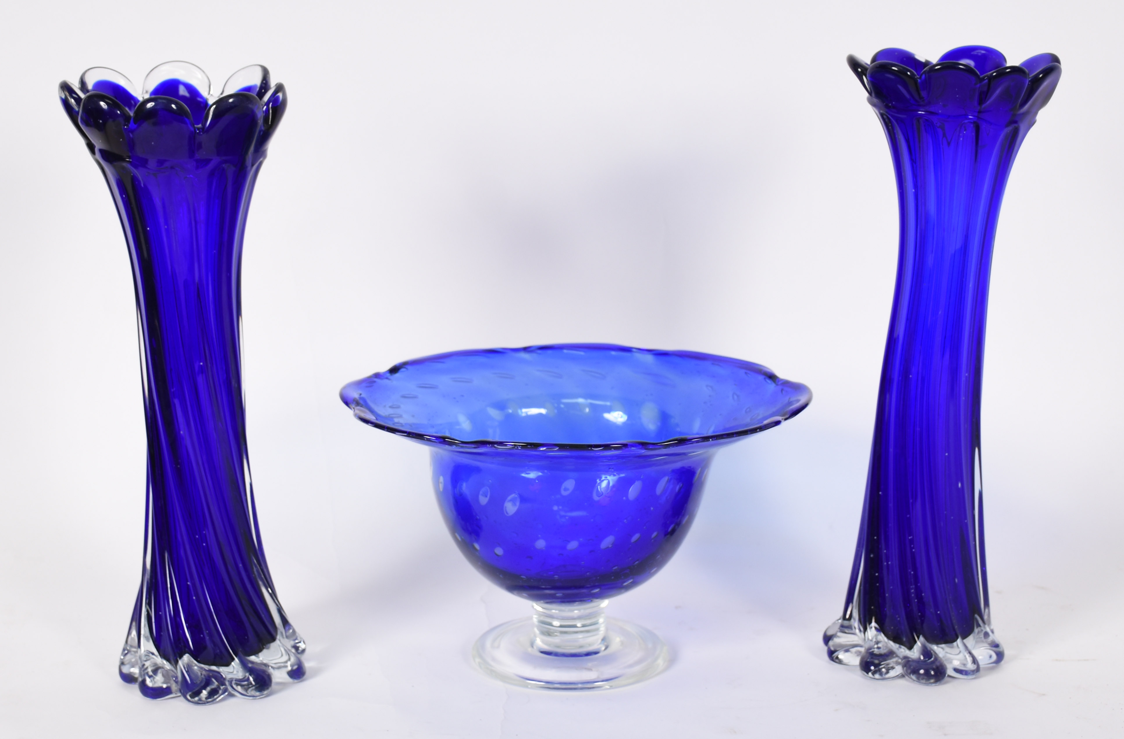 Tres peças de vidro murano azul, sendo Par de vasos e fruteira . - foto 1 de 2