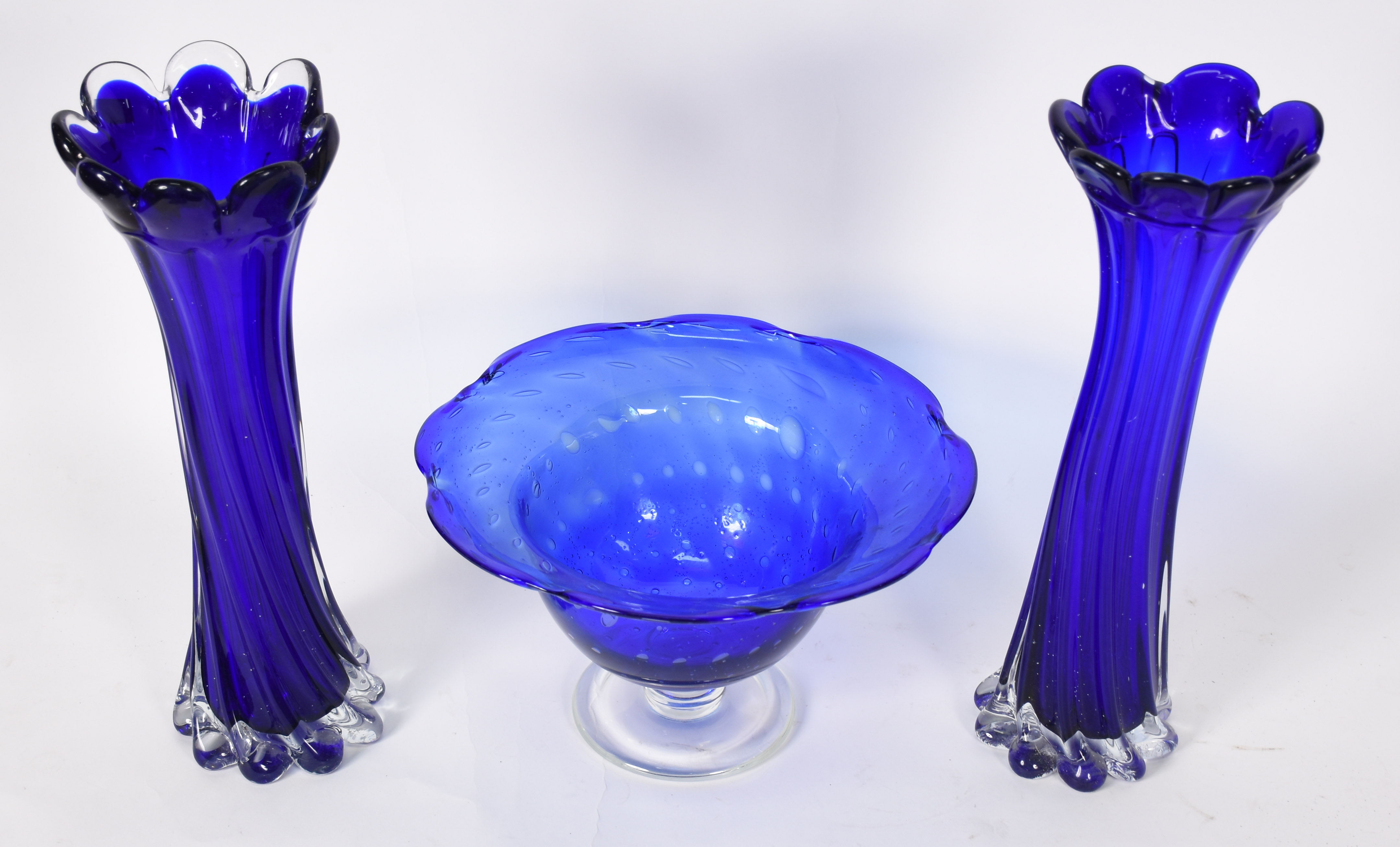 Tres peças de vidro murano azul, sendo Par de vasos e fruteira . - foto 2 de 2