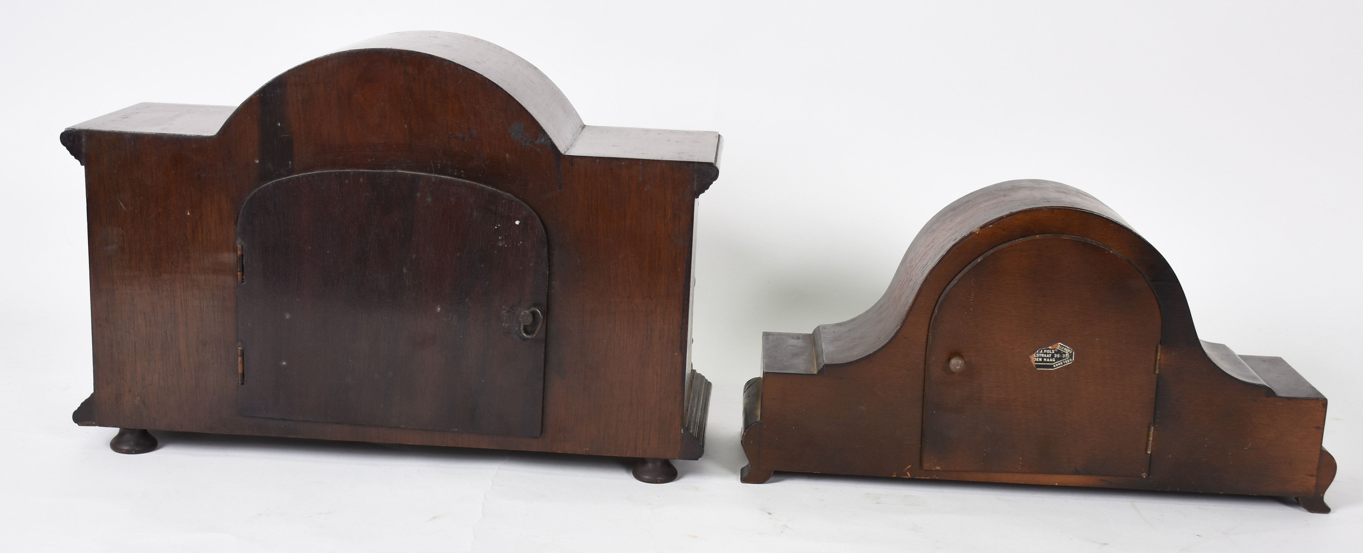 Dois relógios de mesa com caixas de madeira. Máquinas paradas. - foto 3 de 7