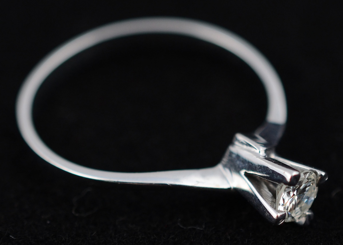 Anel de ouro branco com aproximadamente 0.25 ct de brilhantes. Peso... - foto 1 de 3