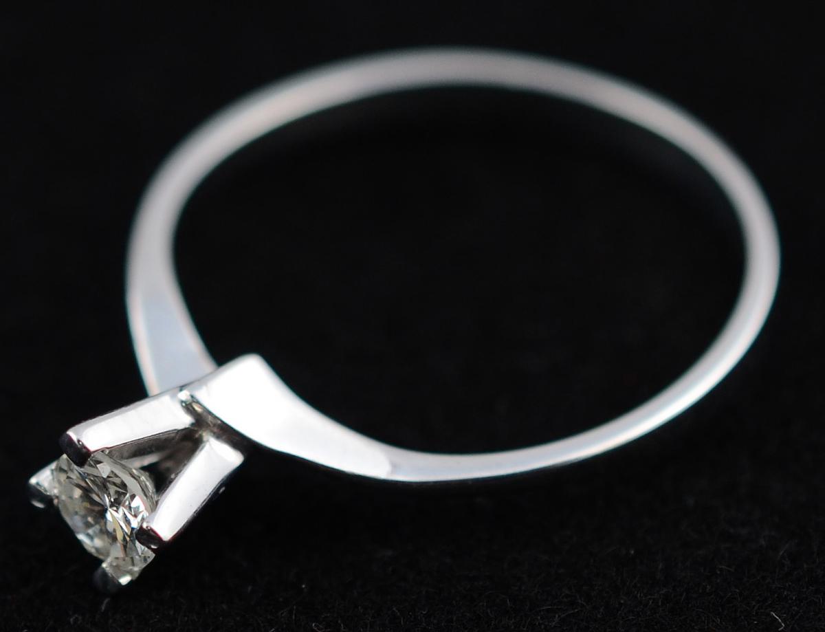 Anel de ouro branco com aproximadamente 0.25 ct de brilhantes. Peso... - foto 2 de 3