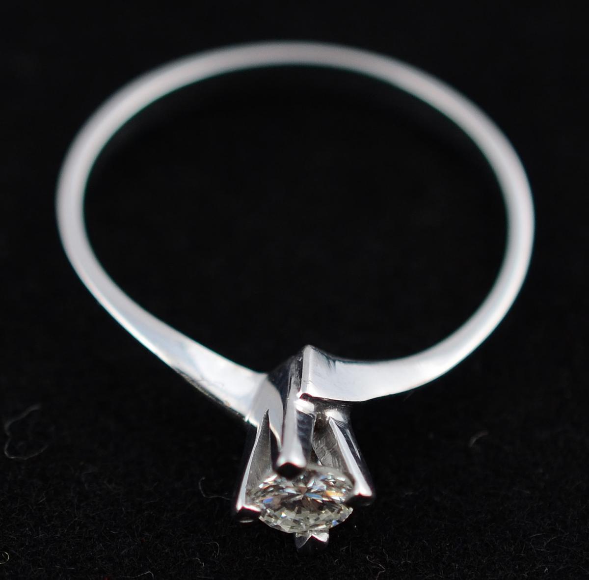 Anel de ouro branco com aproximadamente 0.25 ct de brilhantes. Peso... - foto 3 de 3