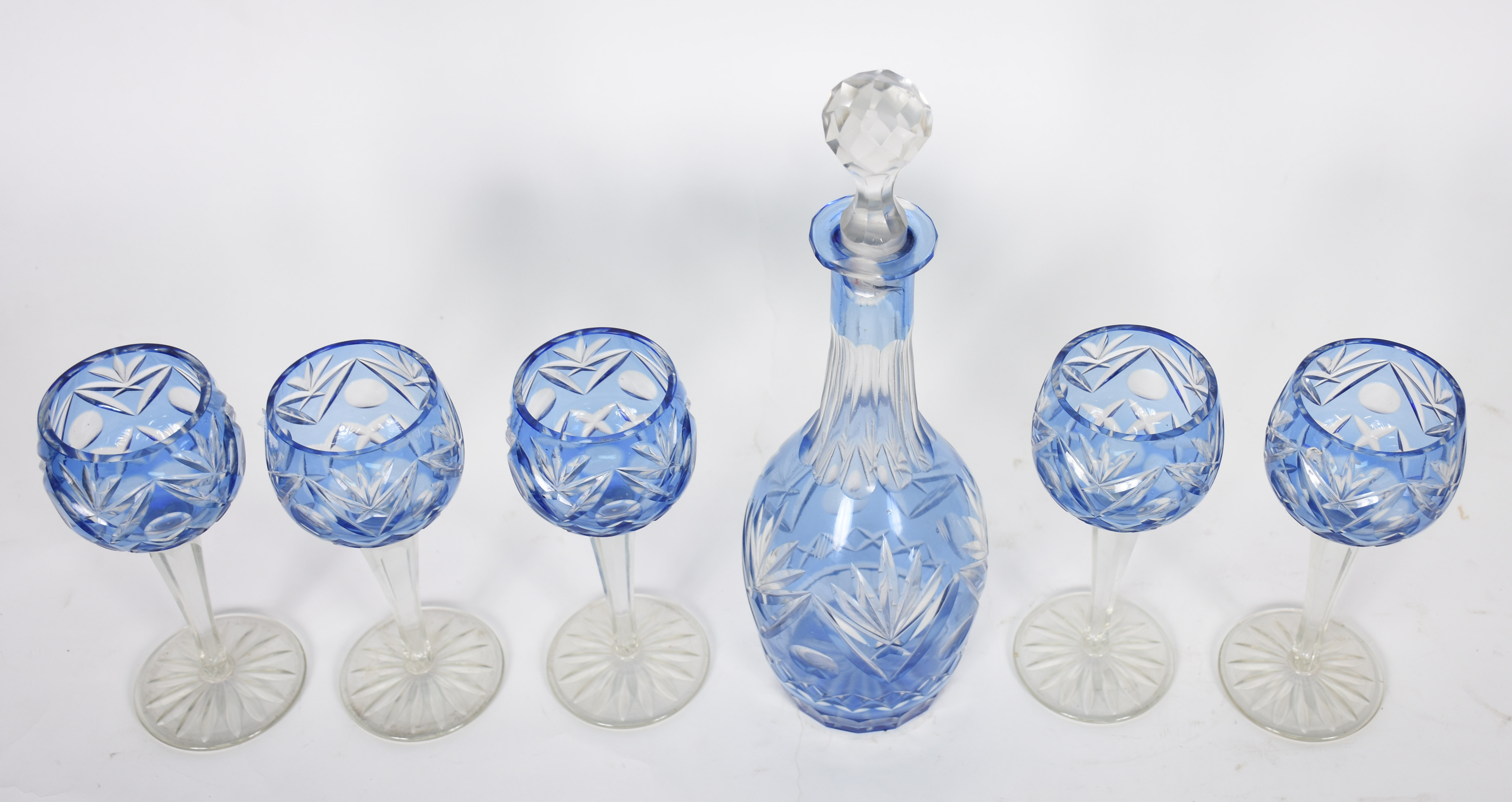 Garrafa com 5 cálices de pé alto em cristal doublé azul lapidado (... - foto 2 de 4