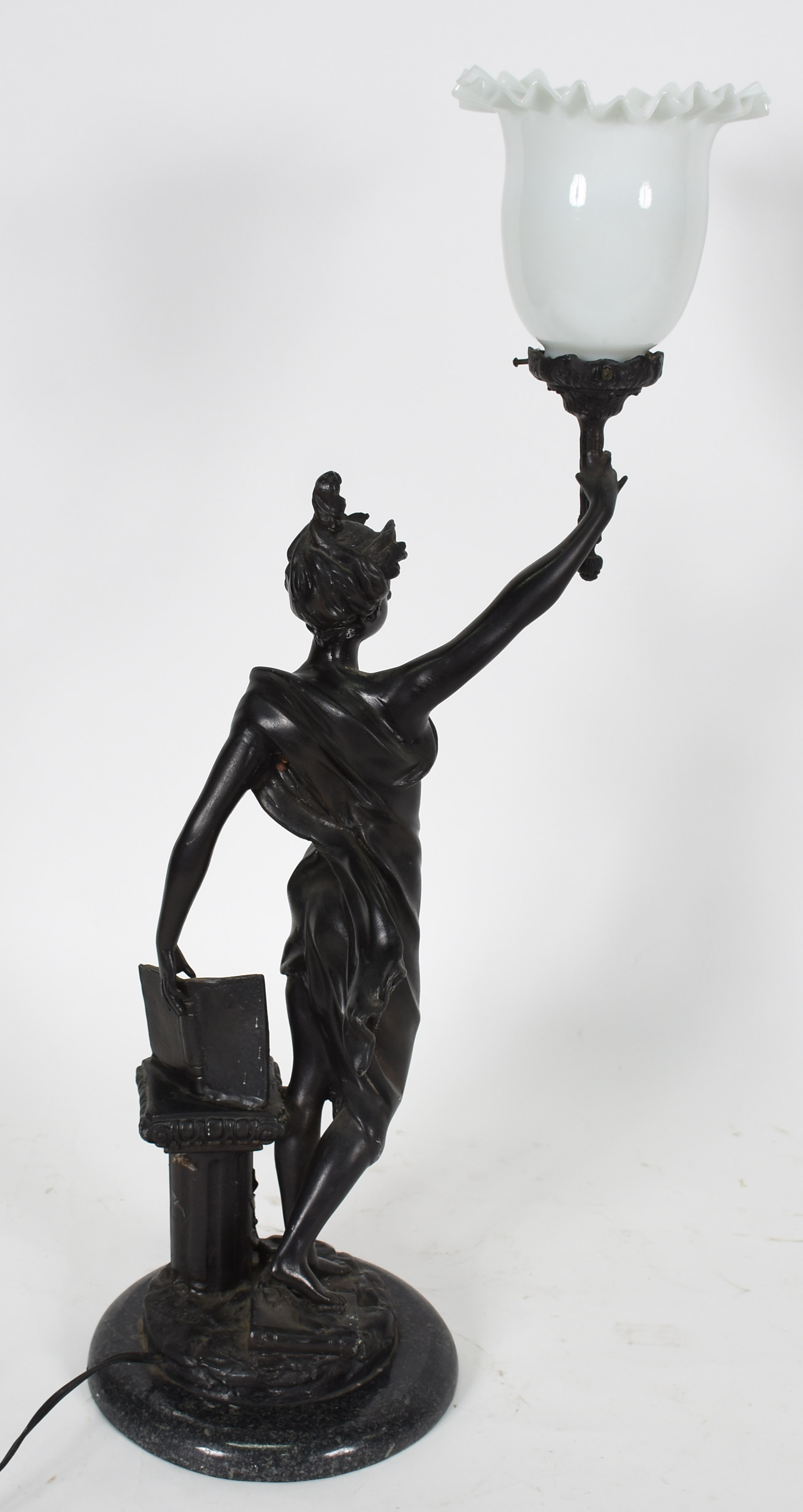 Luminária de Petit bronze representando figura feminina com livro e... - foto 2 de 5