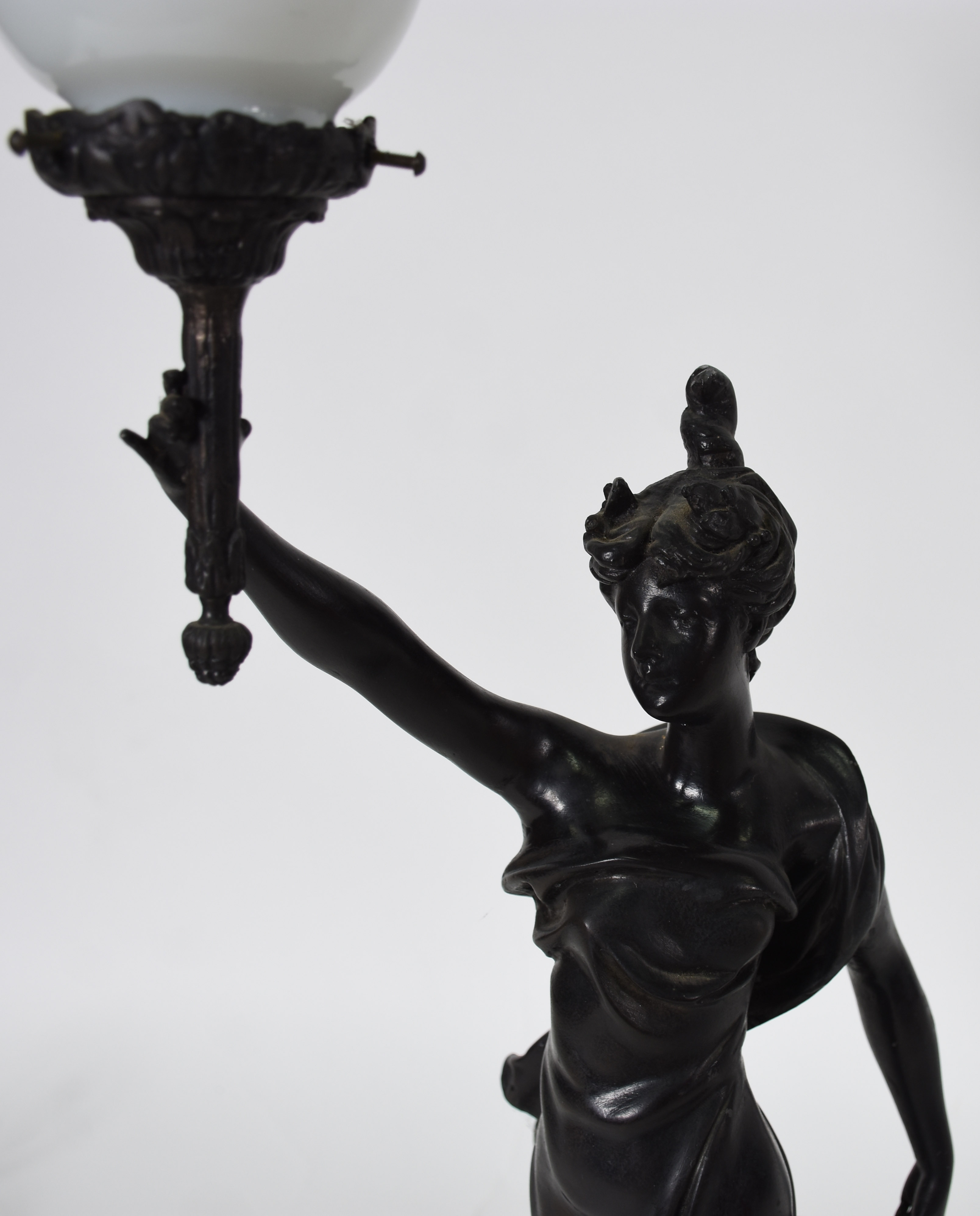 Luminária de Petit bronze representando figura feminina com livro e... - foto 5 de 5