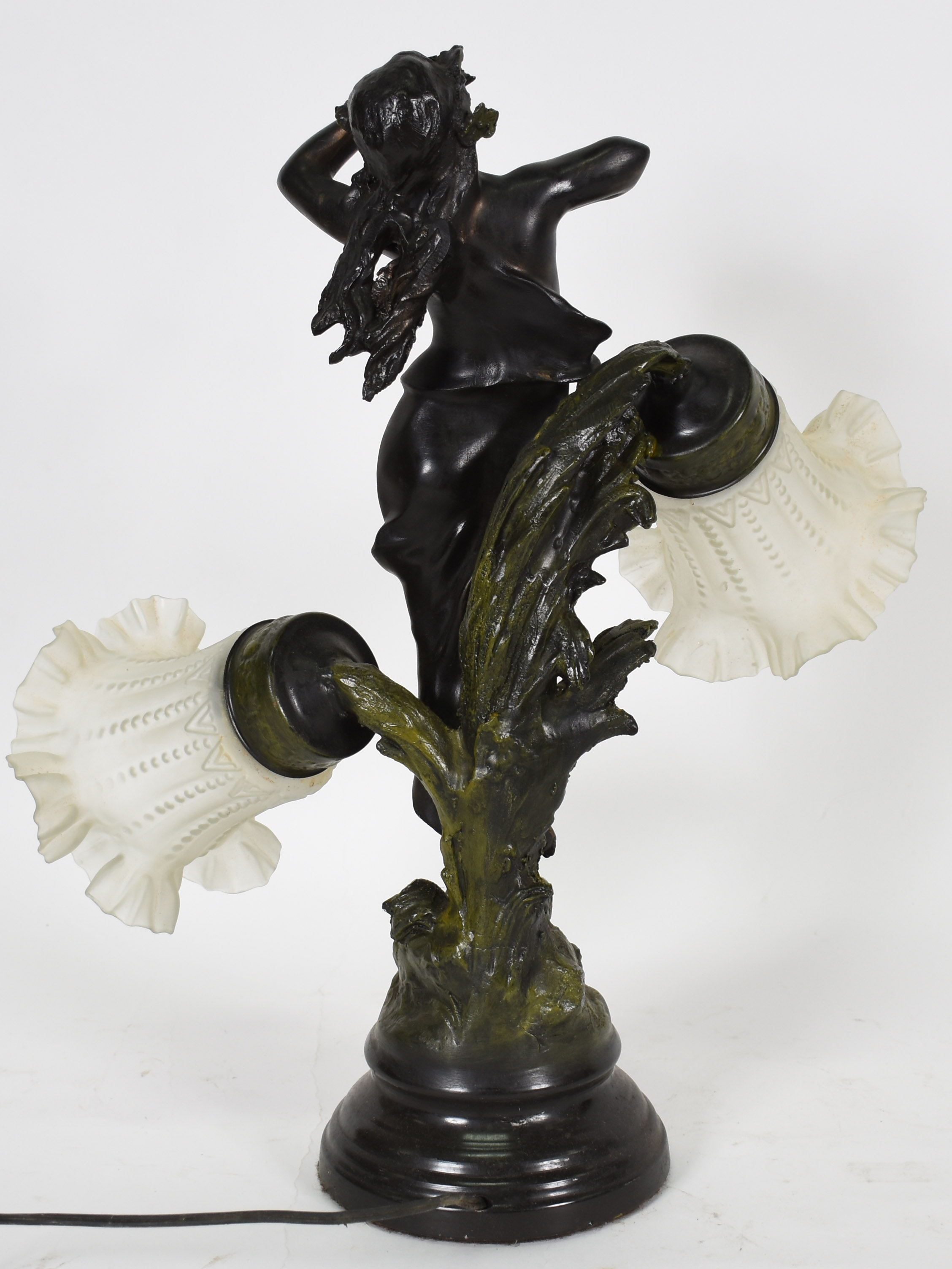 Luminária de petit bronze representando figura feminina, para 2... - foto 2 de 3