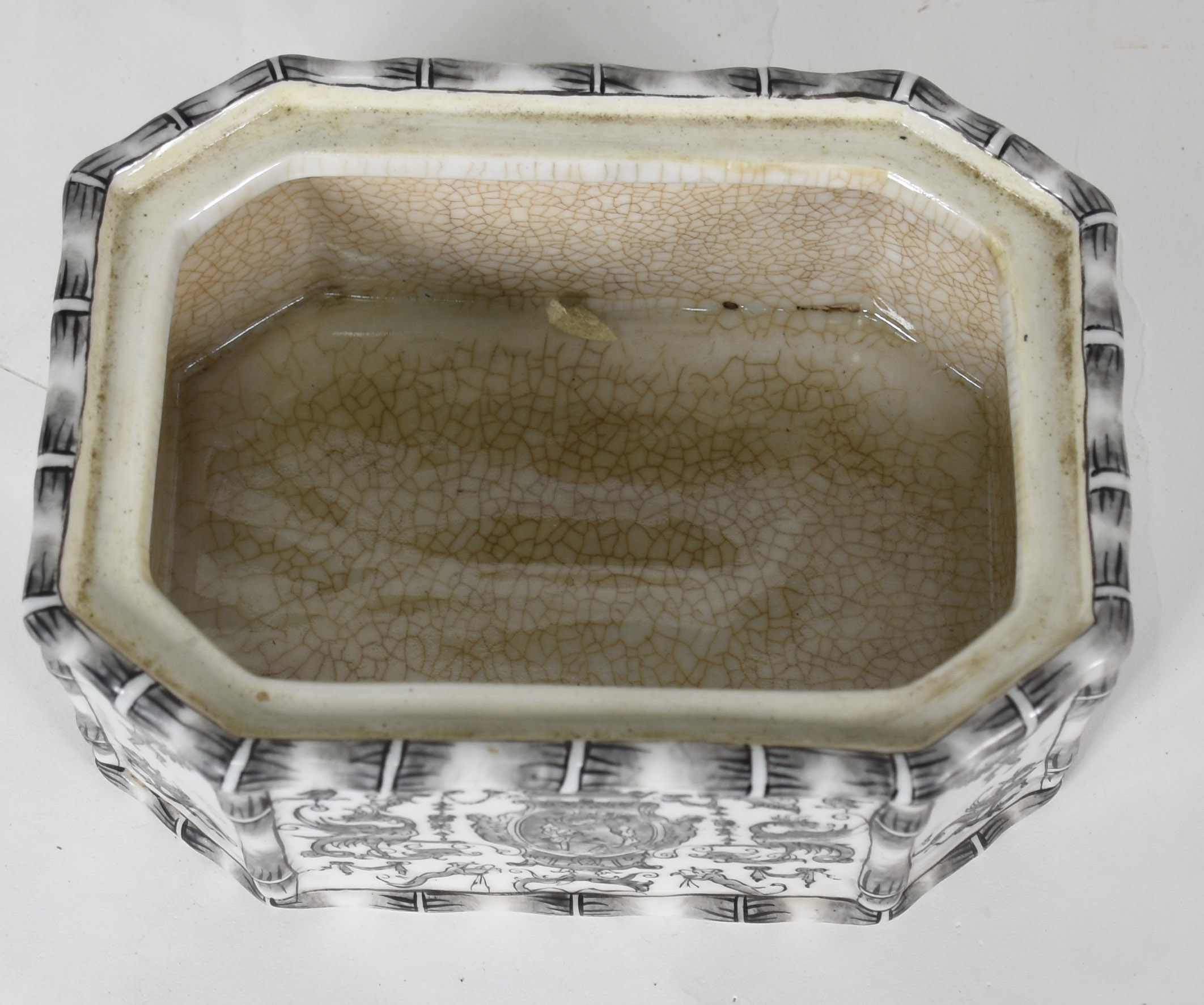 Duas peças de porcelana oriental preto e branca , sendo , caixa com... - foto 3 de 5