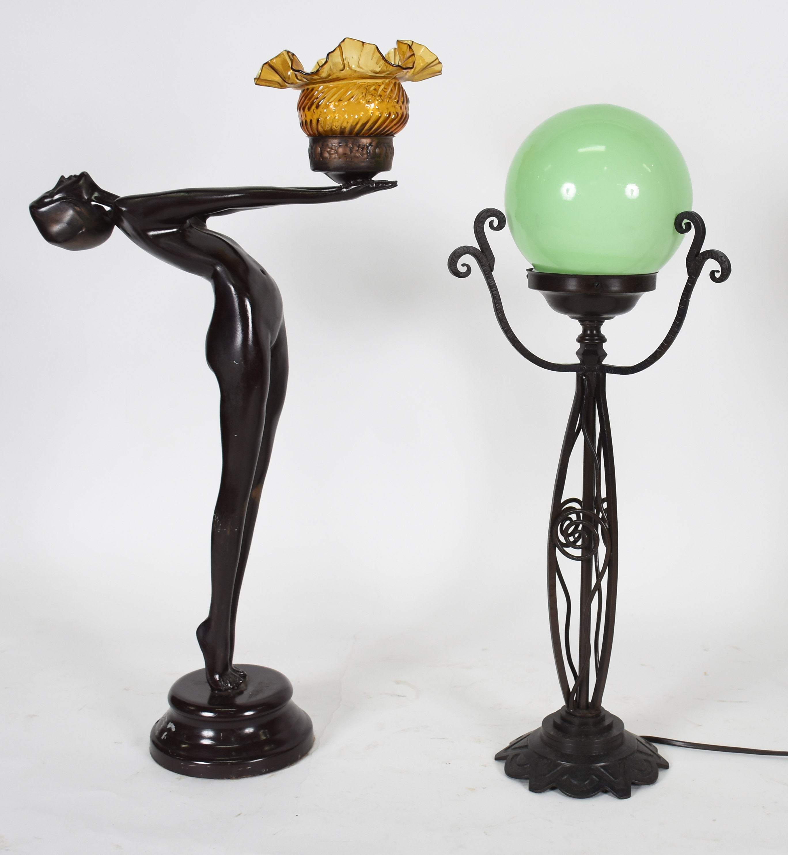Duas peças de petit bronze, sendo : abatjour com globo de vidro verde... - foto 1 de 4