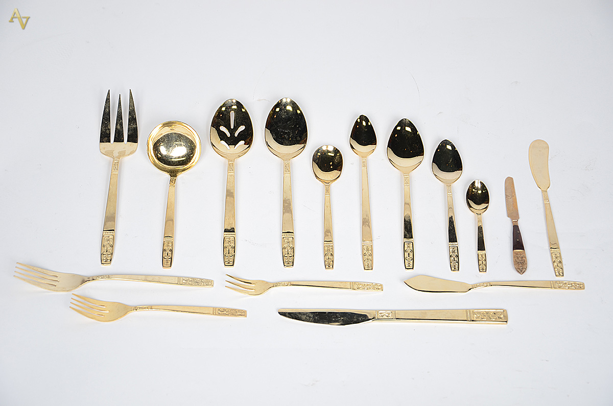 Faqueiro dourado, sendo: 12 garfos, 12 facas, 12 colheres de sopa, 12... - foto 1 de 2