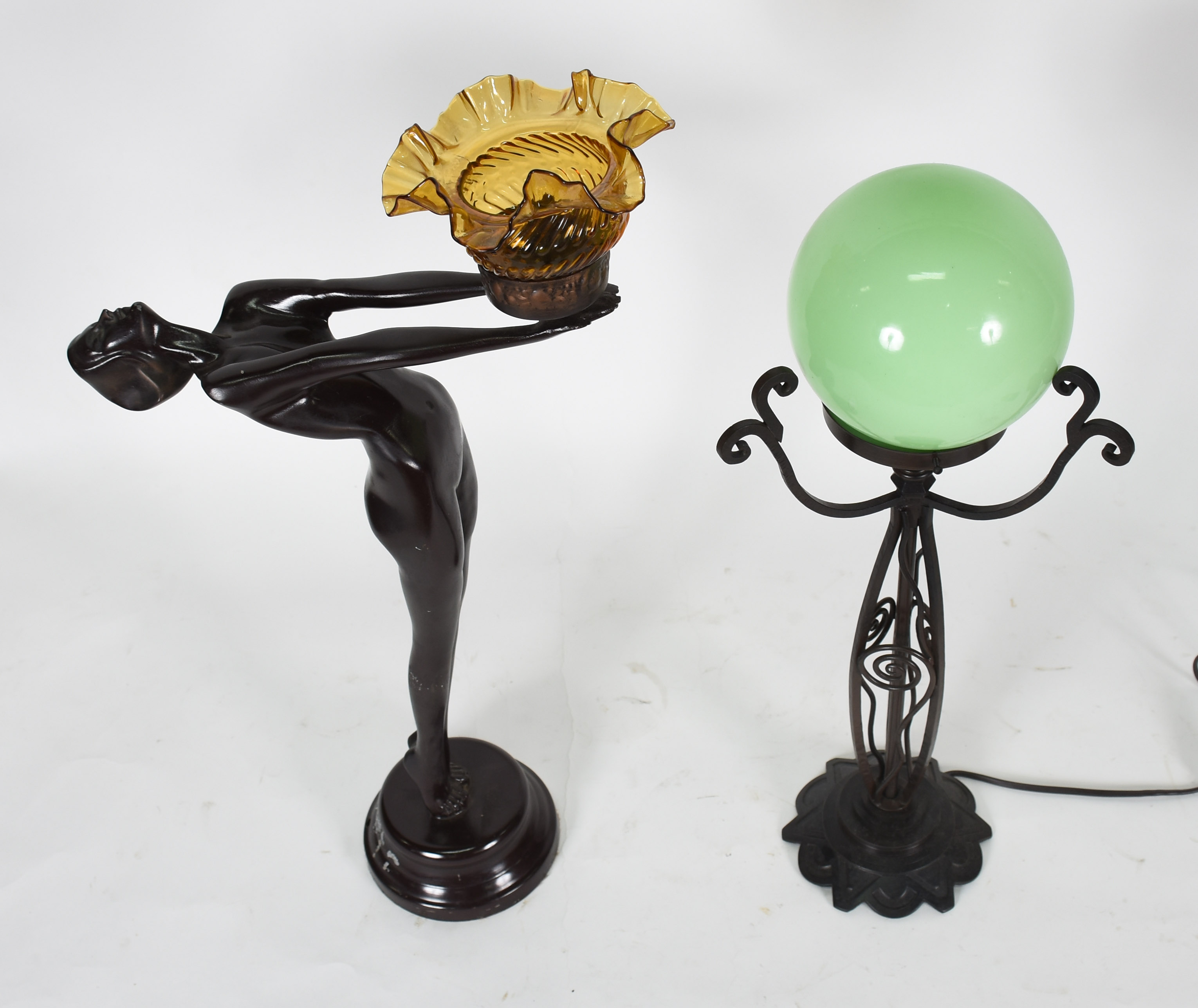 Duas peças de petit bronze, sendo : abatjour com globo de vidro verde... - foto 2 de 4