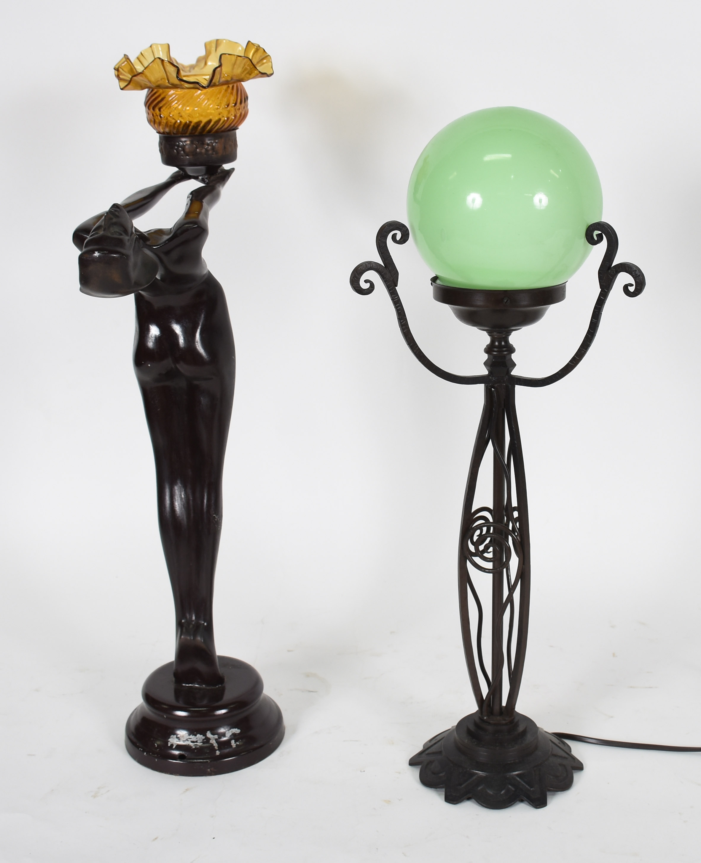 Duas peças de petit bronze, sendo : abatjour com globo de vidro verde... - foto 3 de 4